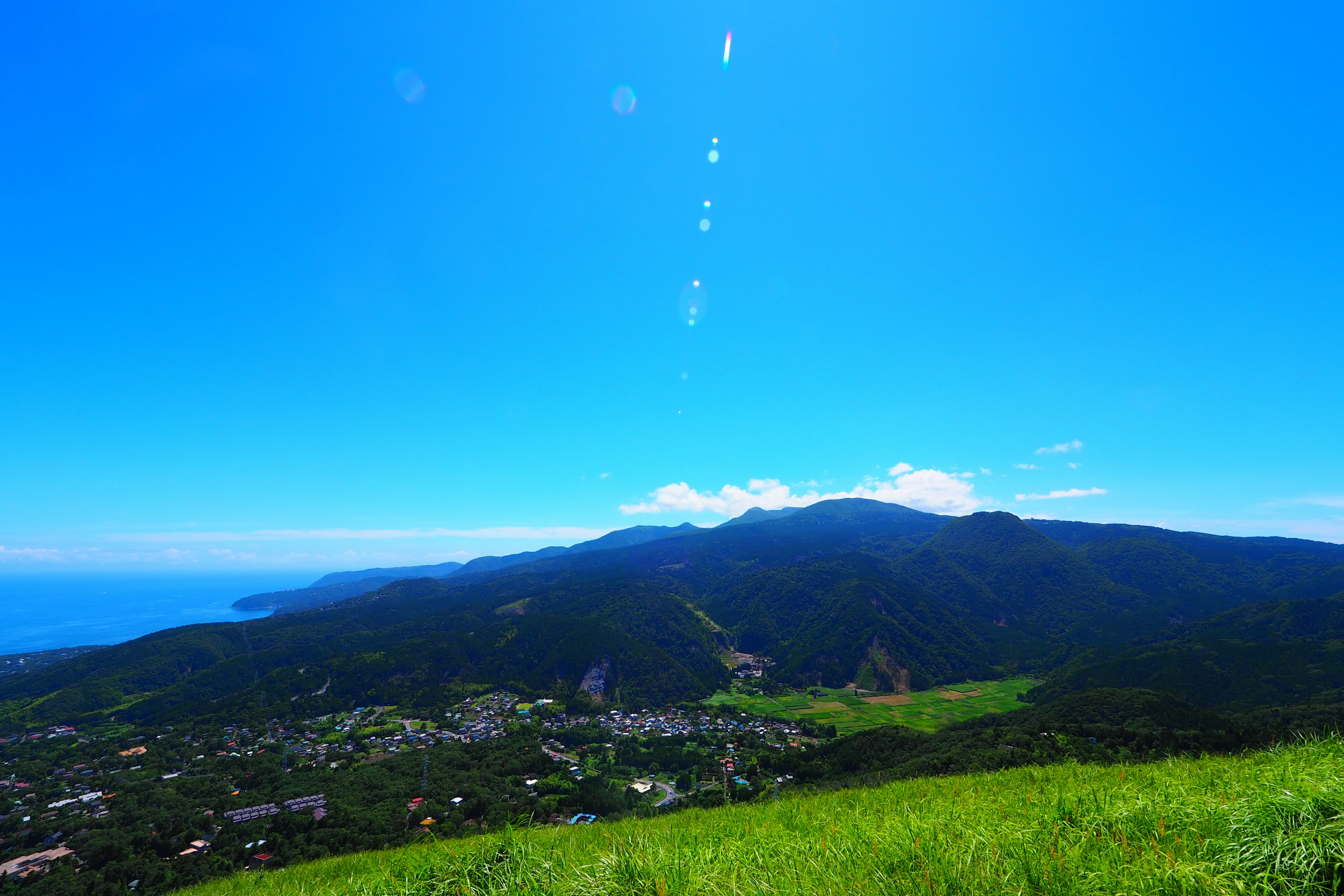 山景与明亮的蓝天和郁郁葱葱的绿色草地