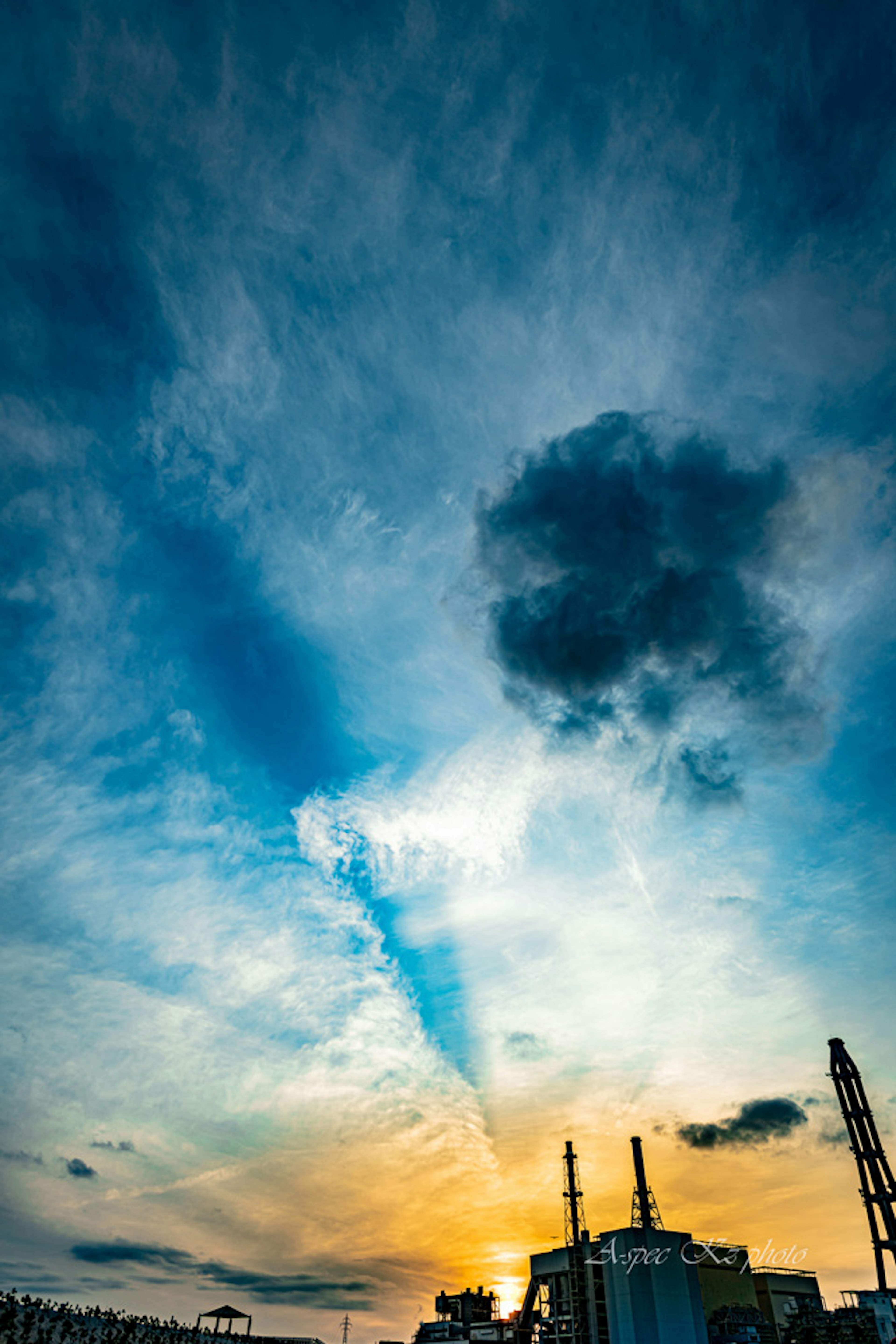 夕焼けの空に広がる雲と色彩のグラデーション