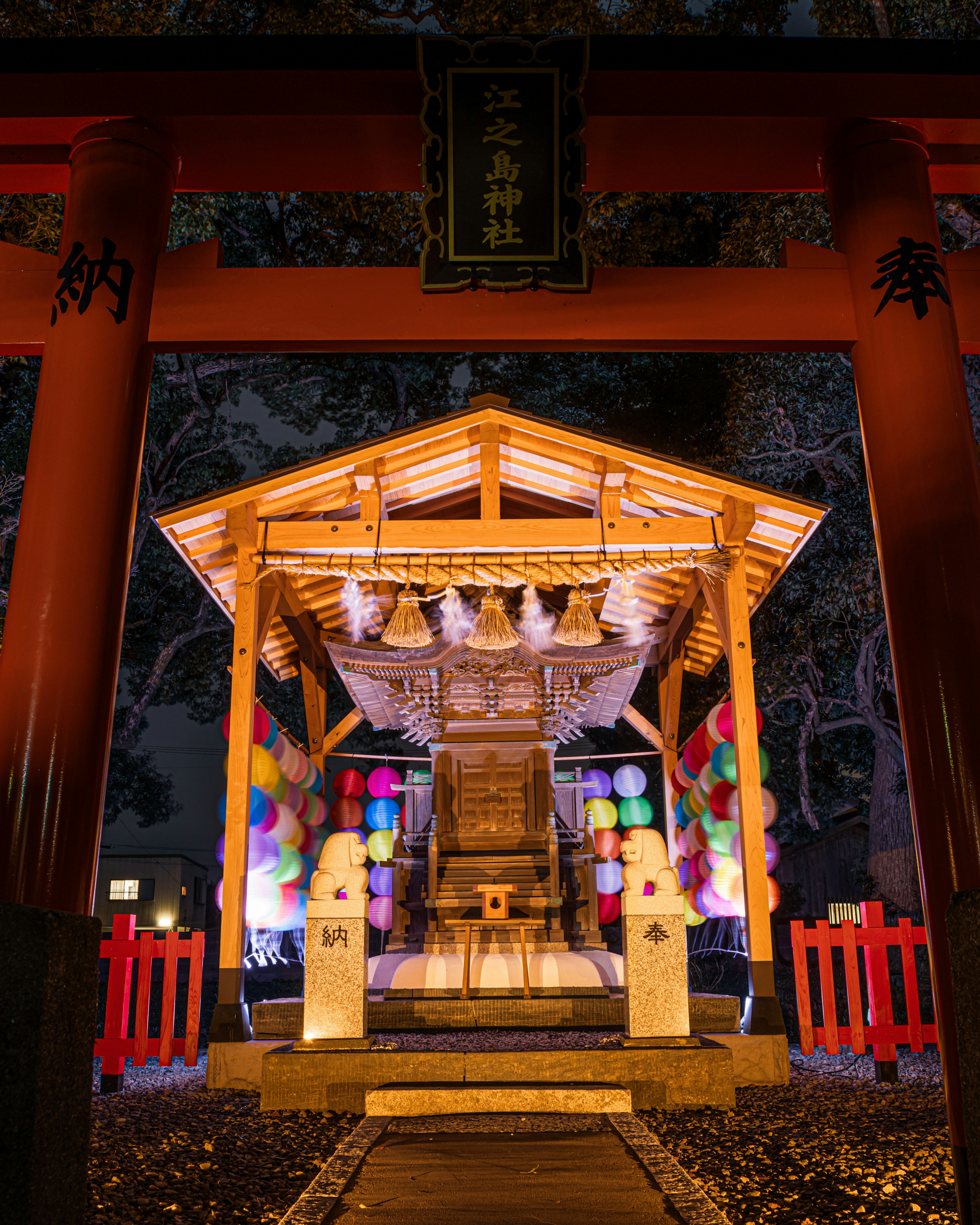 夜间照亮的鸟居和祭坛 五彩缤纷的灯笼装饰场景