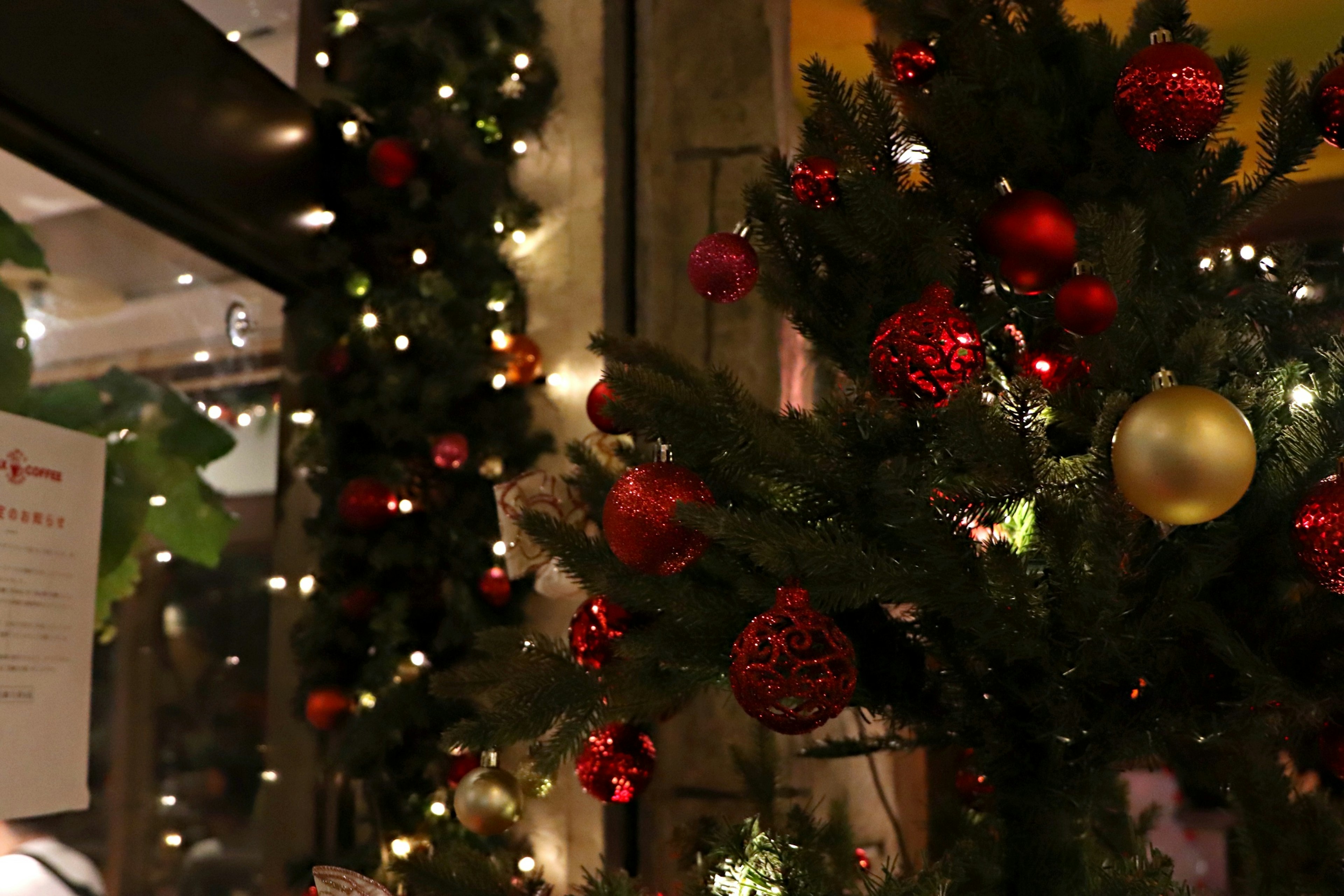 Albero di Natale decorato con ornamenti rossi e dorati