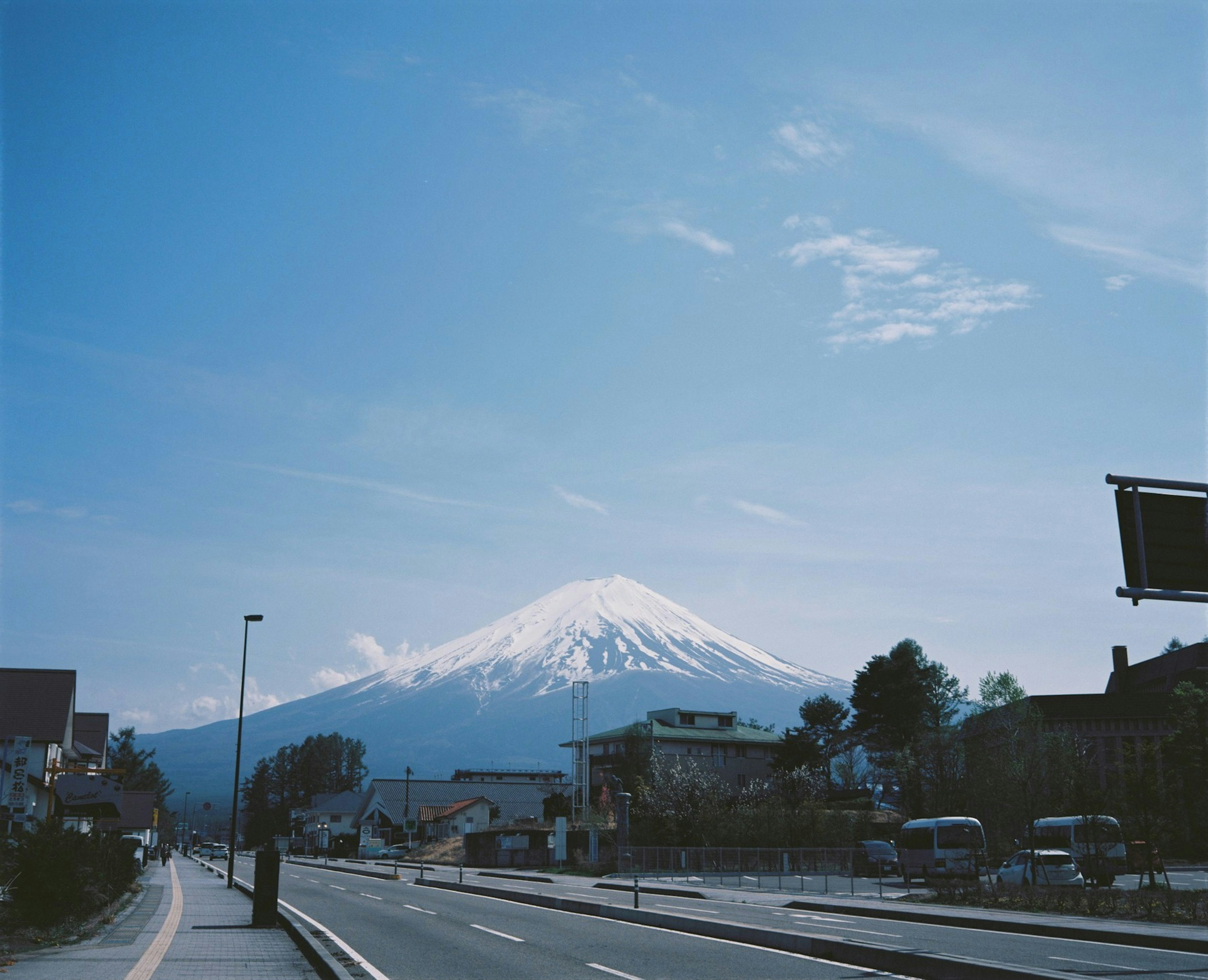 Blick auf den schneebedeckten Fuji unter einem blauen Himmel