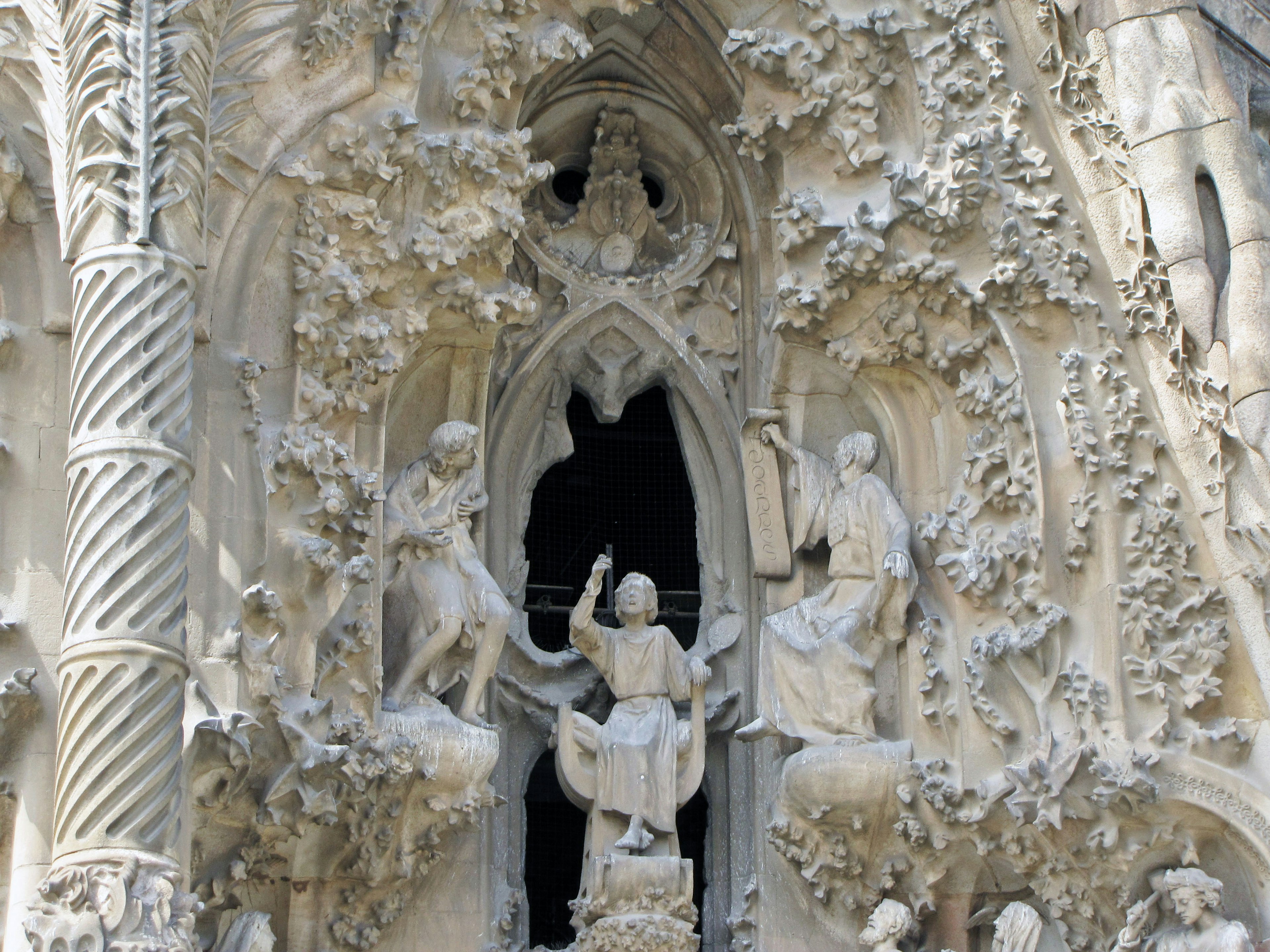 Escultura de fachada detallada de la Sagrada Familia con tallas intrincadas