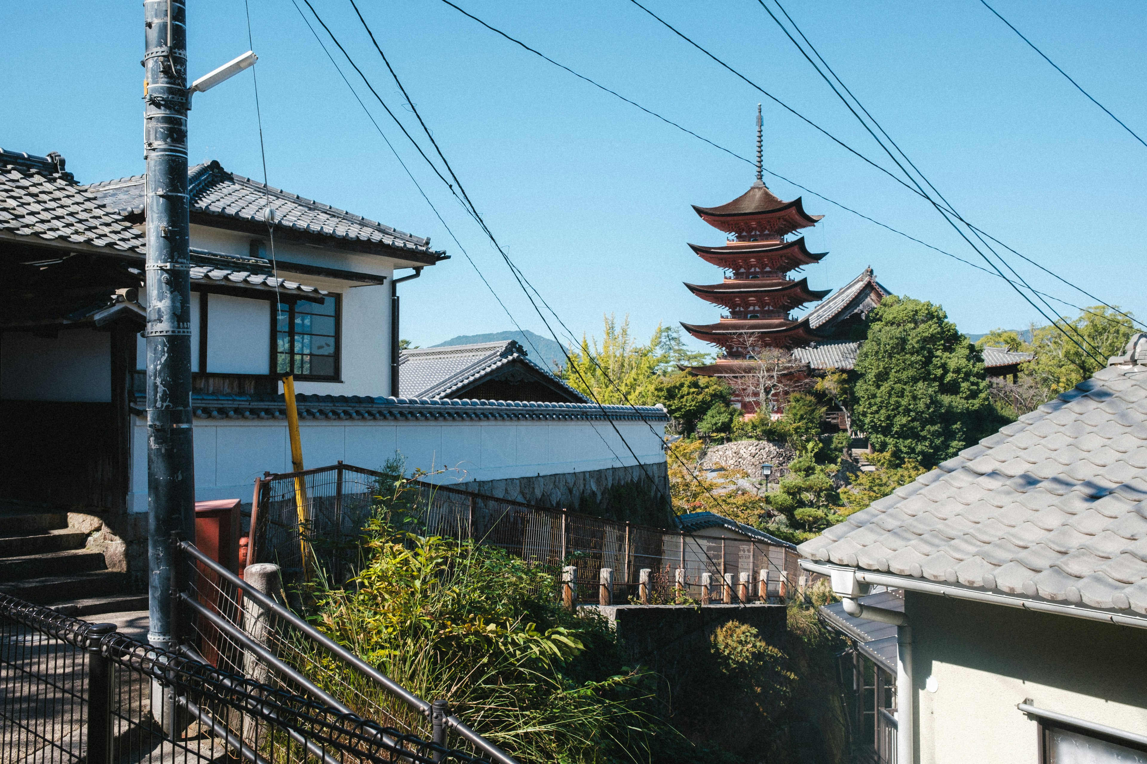 古老日本街道的风景，背景有一座塔