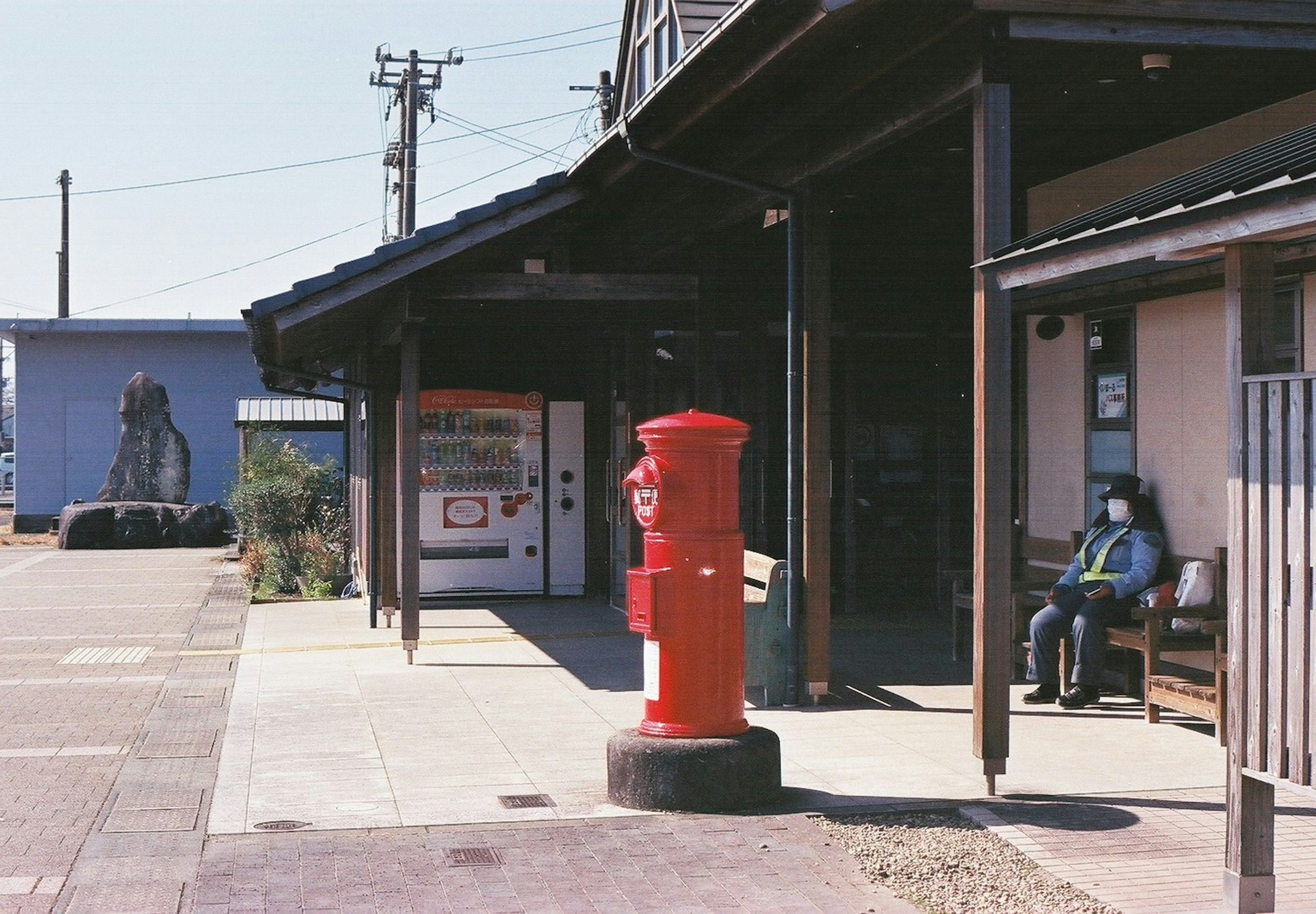 赤い郵便ポストがある駅の風景