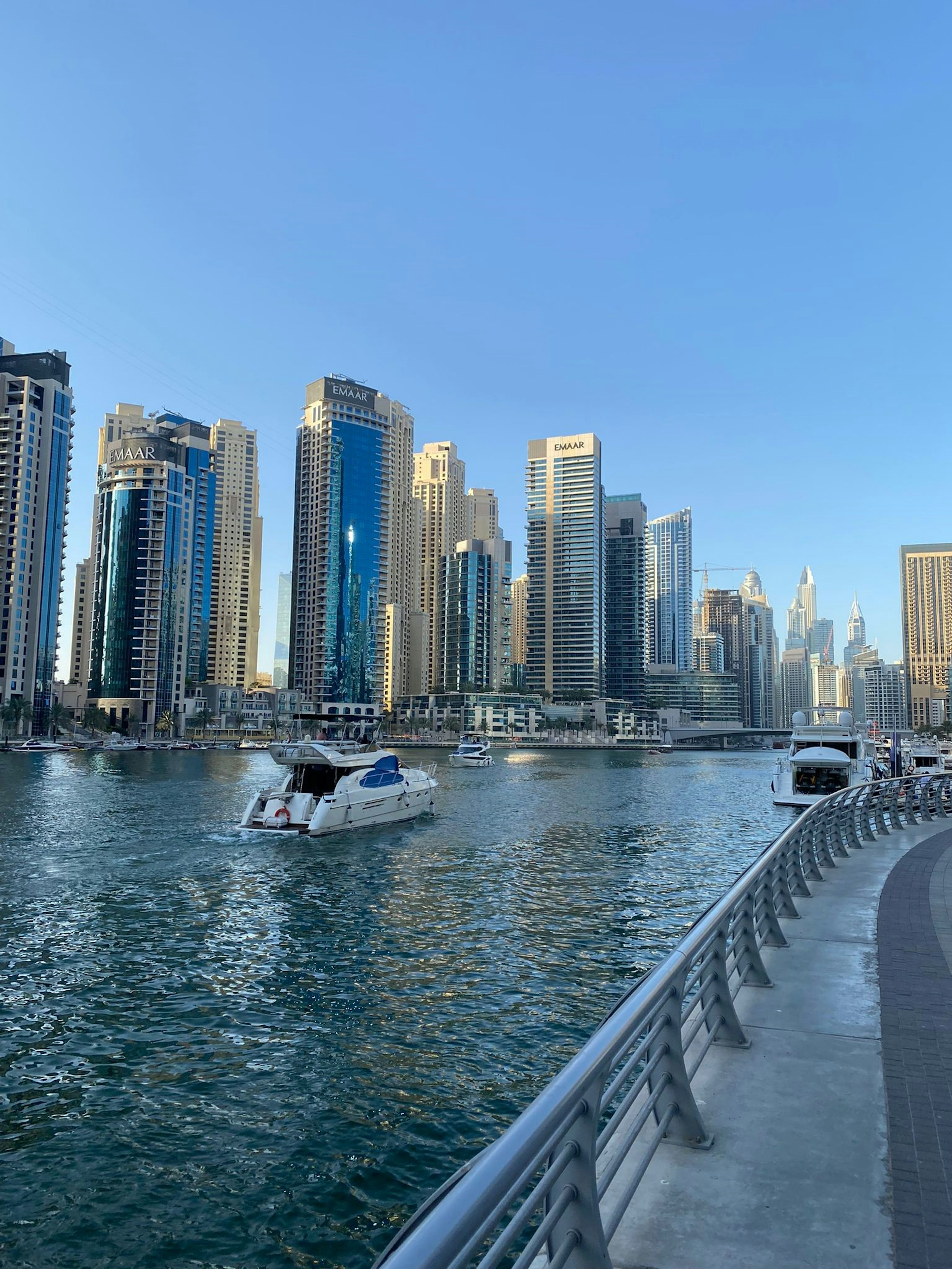 Skyline der Dubai Marina mit modernen Wolkenkratzern und Booten auf dem Wasser