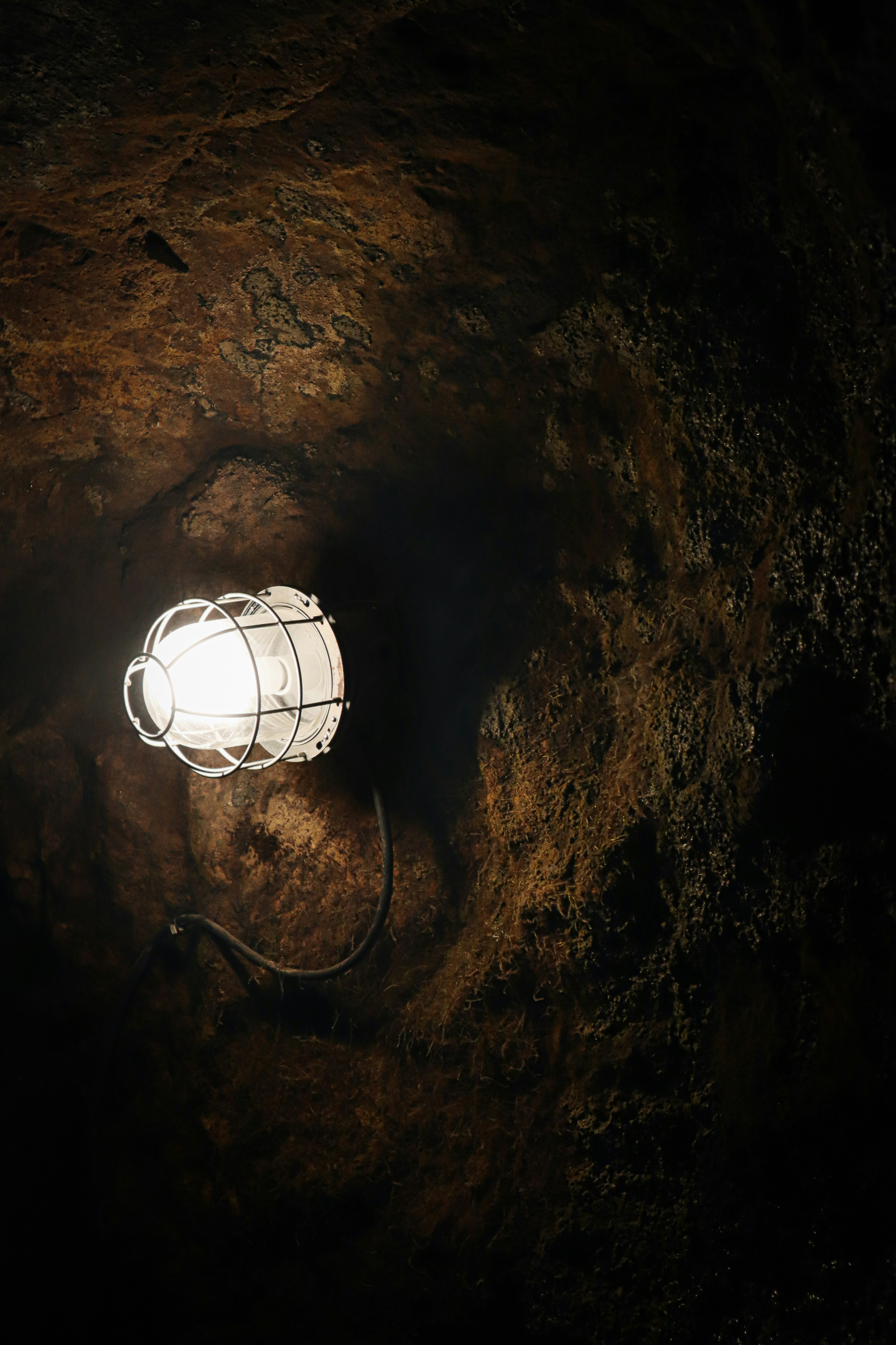 Una lampada bianca luminosa appesa in uno spazio scuro