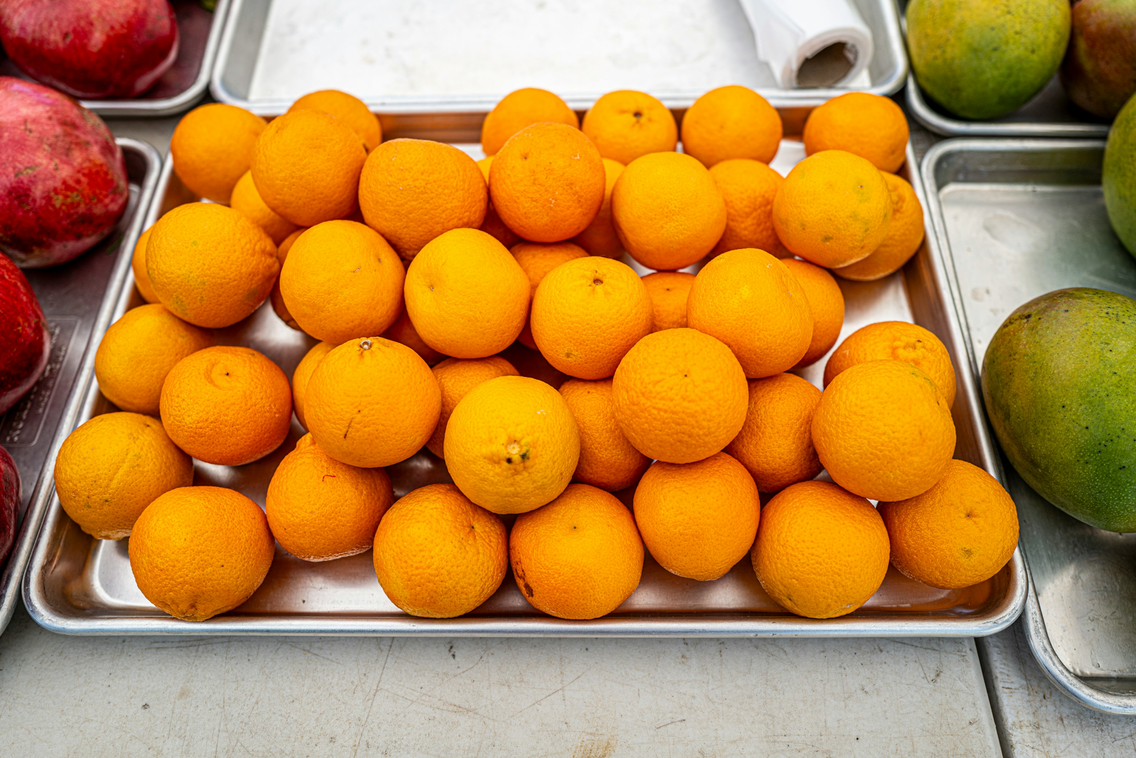 Una bandeja de frutas cítricas naranjas dispuestas ordenadamente