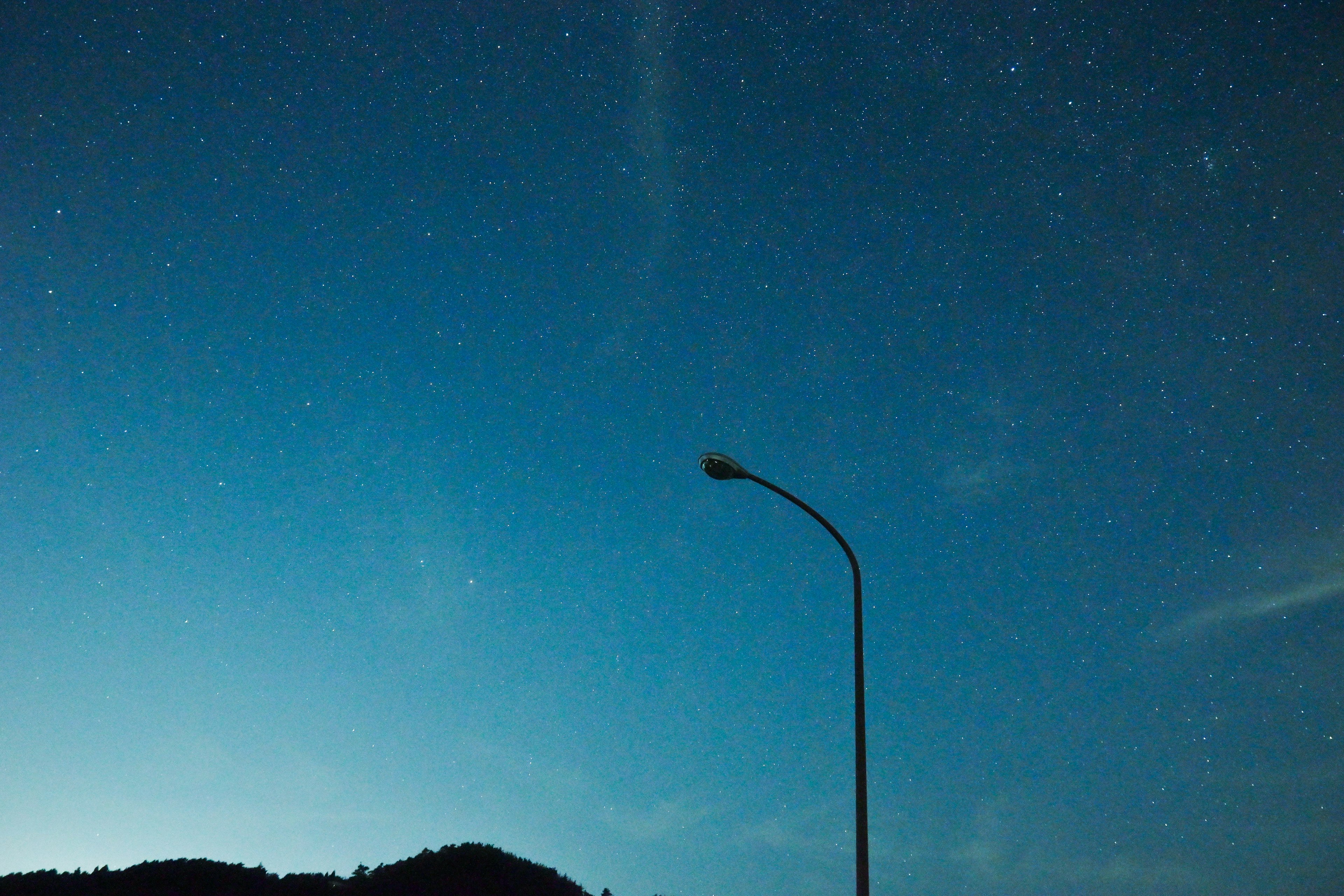 Ciel étoilé avec la silhouette d'un lampadaire