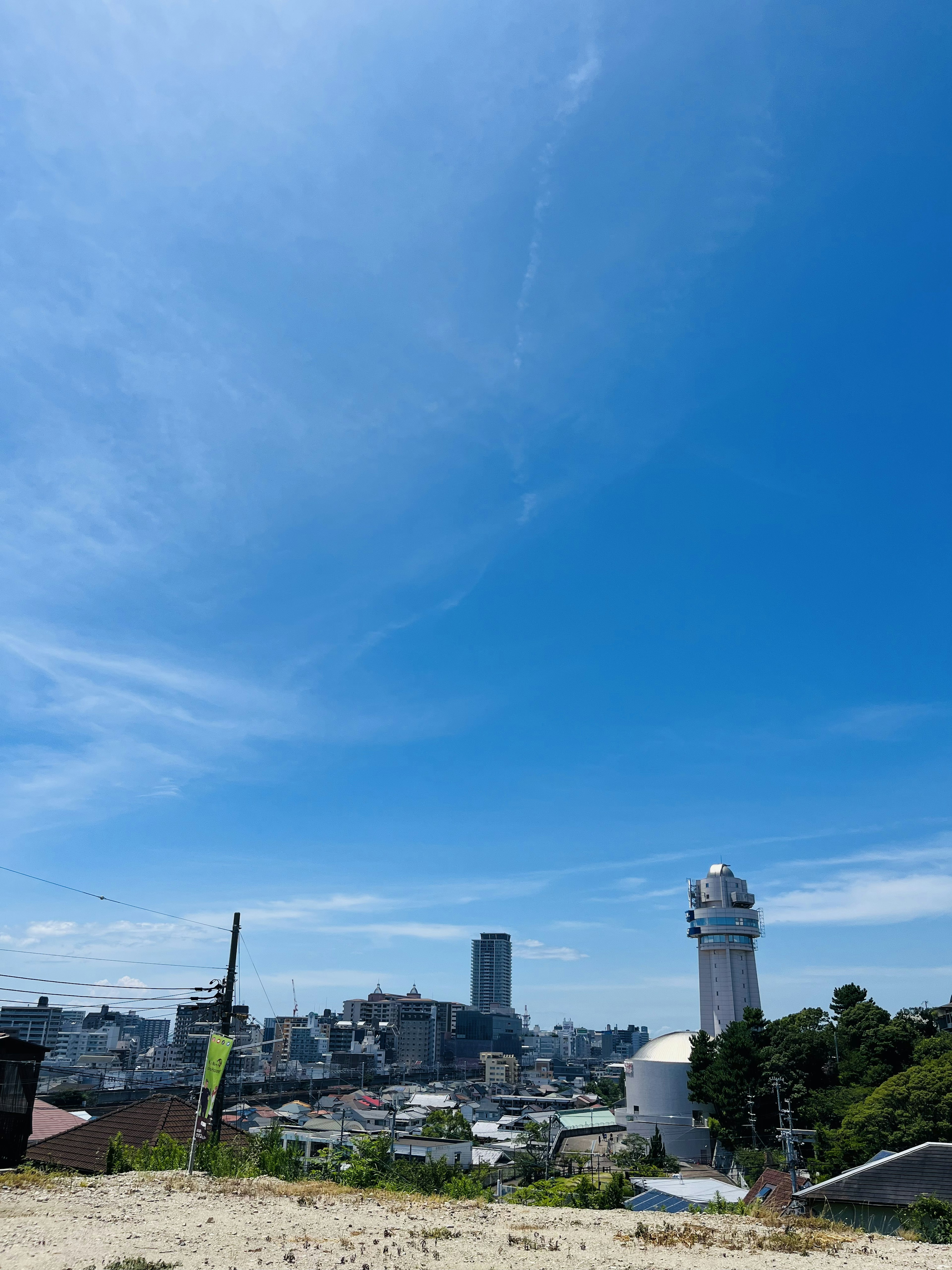 Vista panoramica con cielo blu chiaro e edifici e un faro bianco