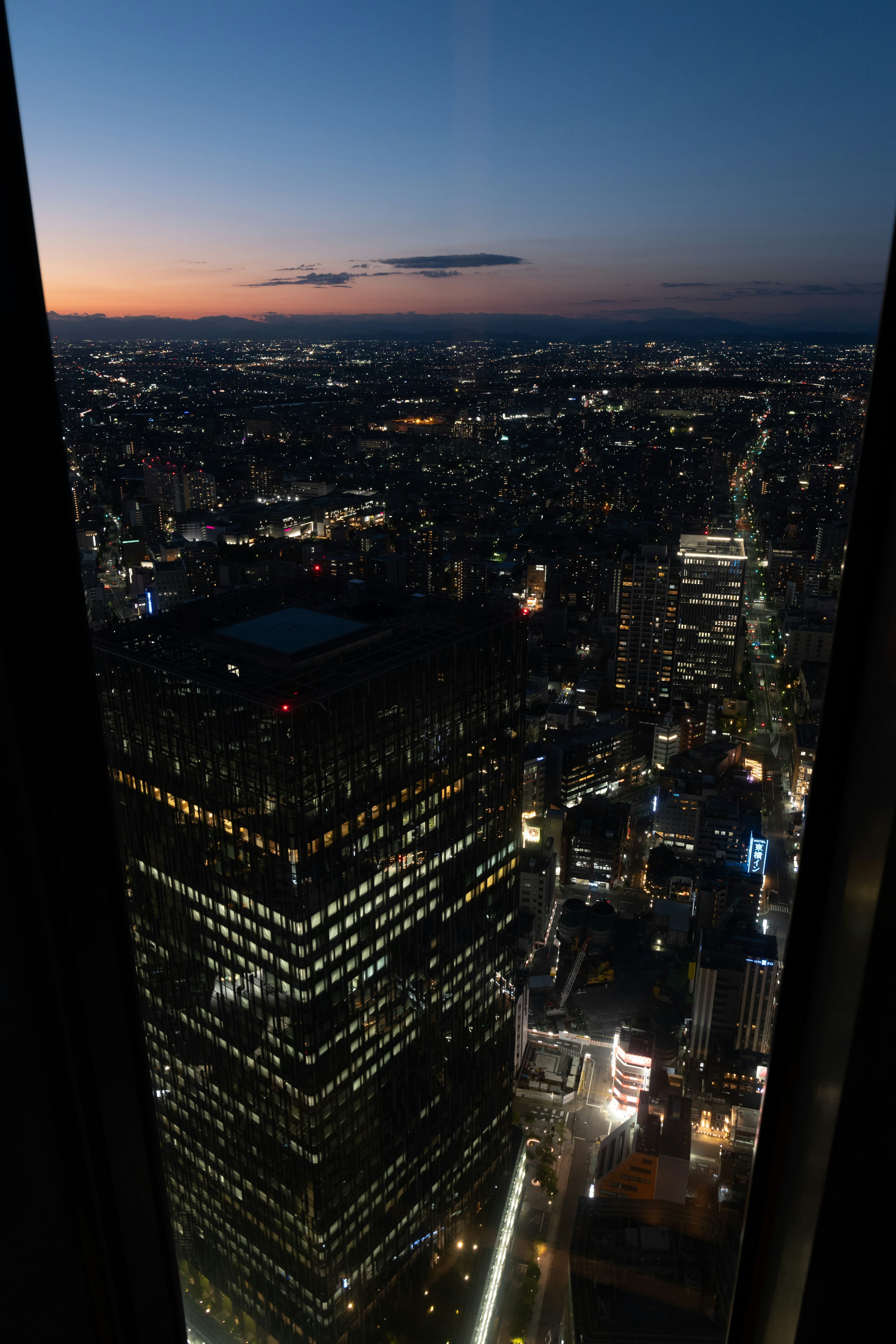 夕暮れ時の東京の夜景 高層ビルの光が輝く