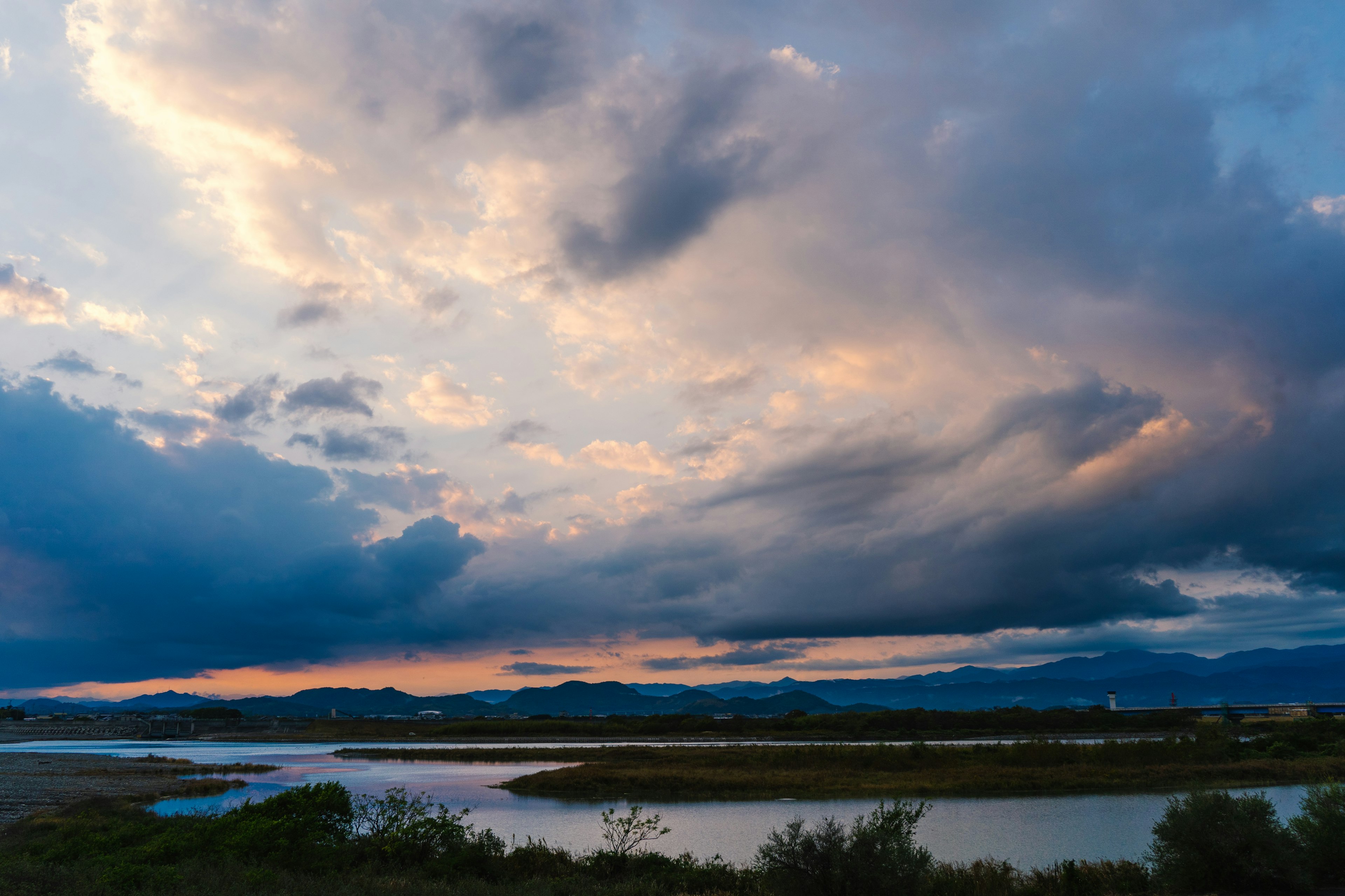 美しい夕焼けの空と静かな川の風景