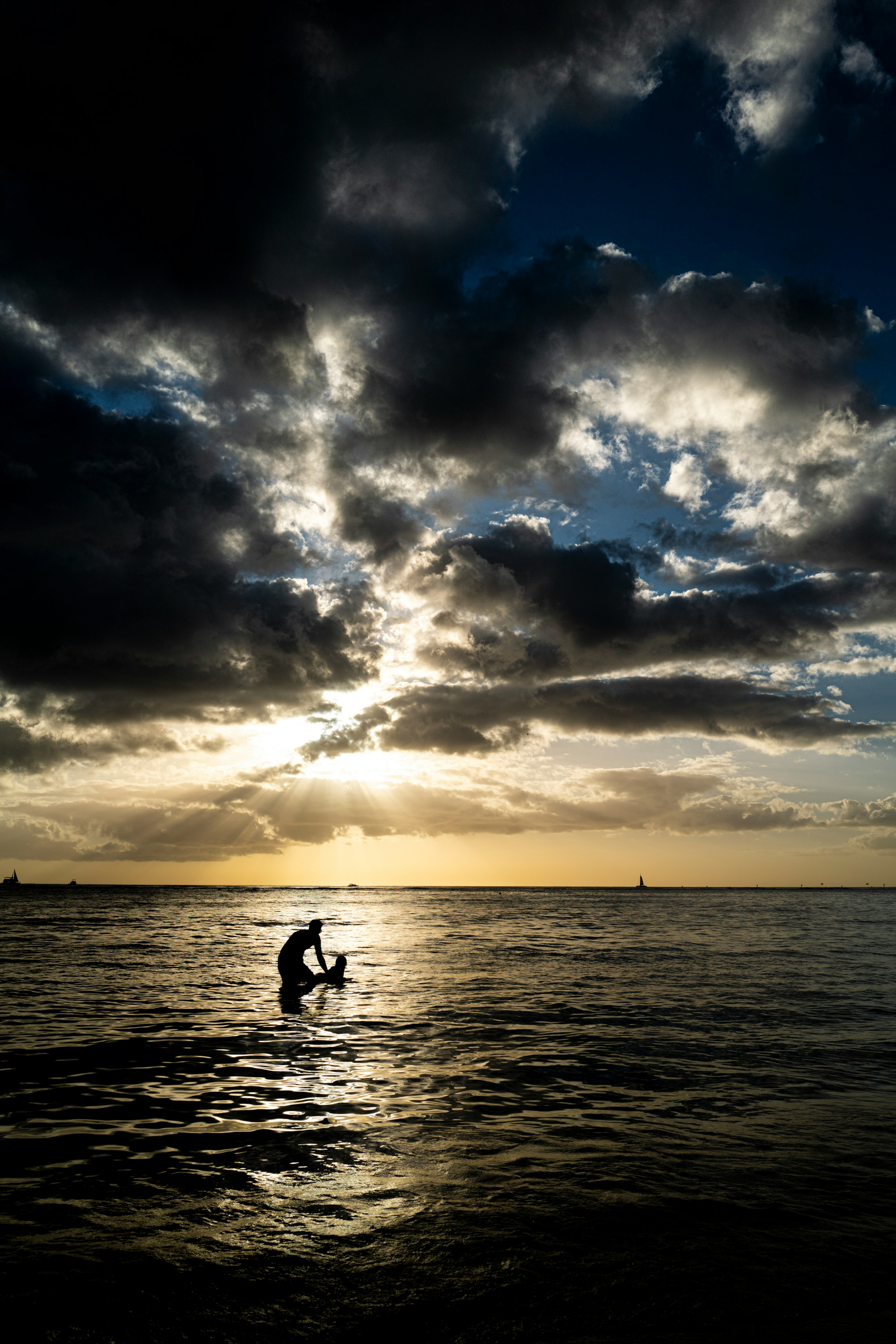 Eine Person, die im Ozean surft, mit einem wunderschönen Sonnenuntergang