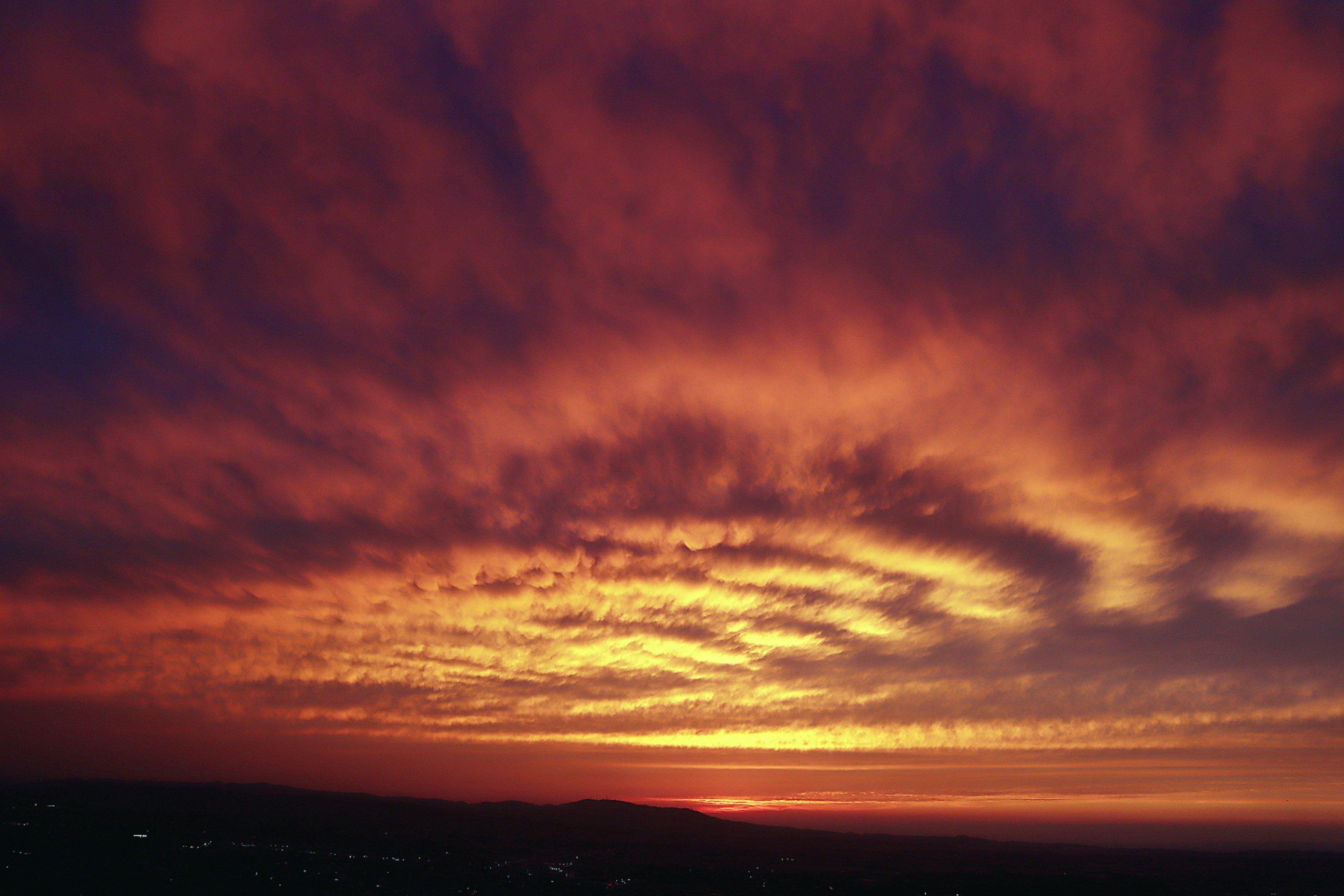 Cielo de atardecer vibrante con nubes naranjas y moradas