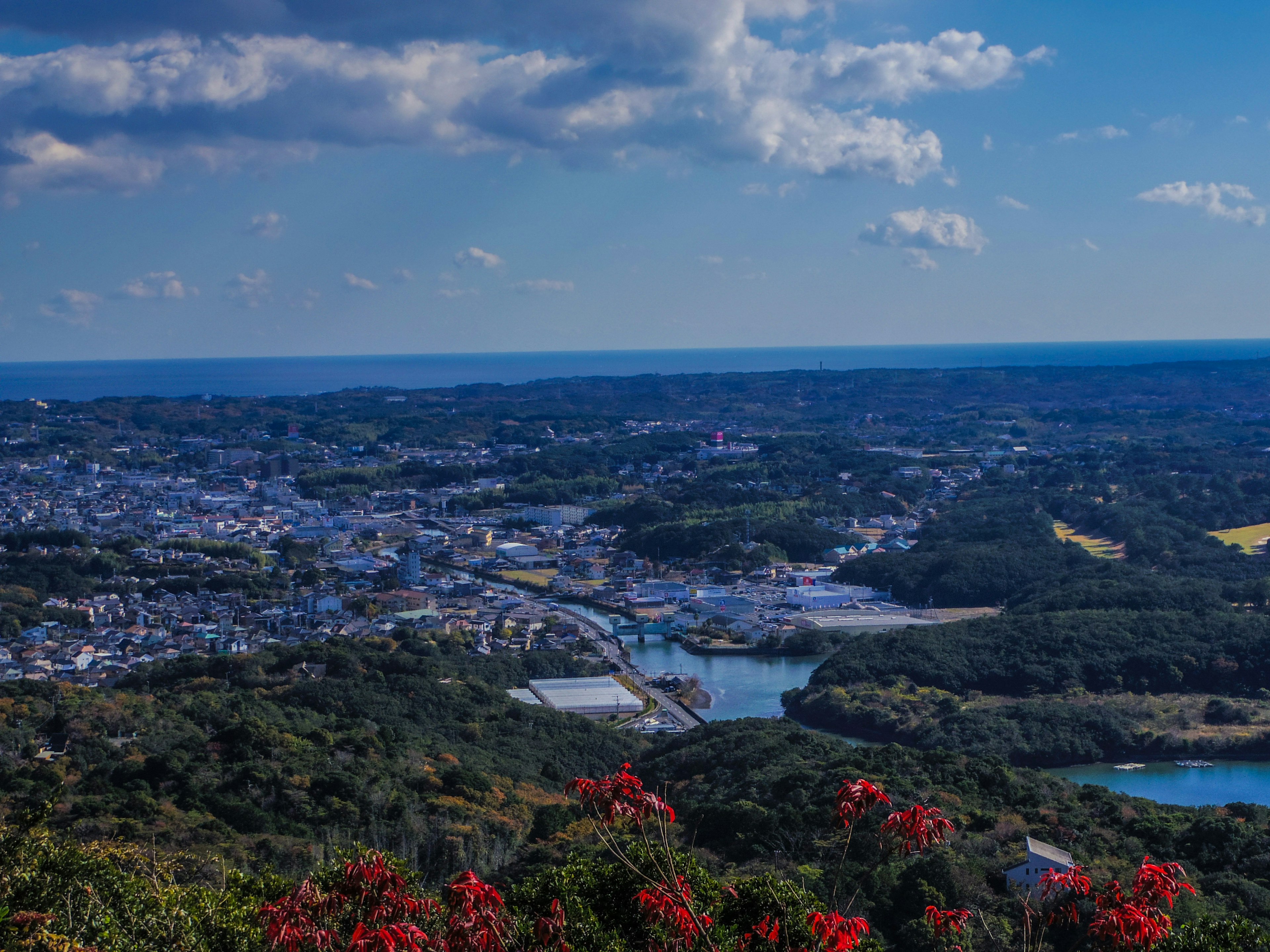 Vista panoramica di una città con un mare bellissimo e colline verdi