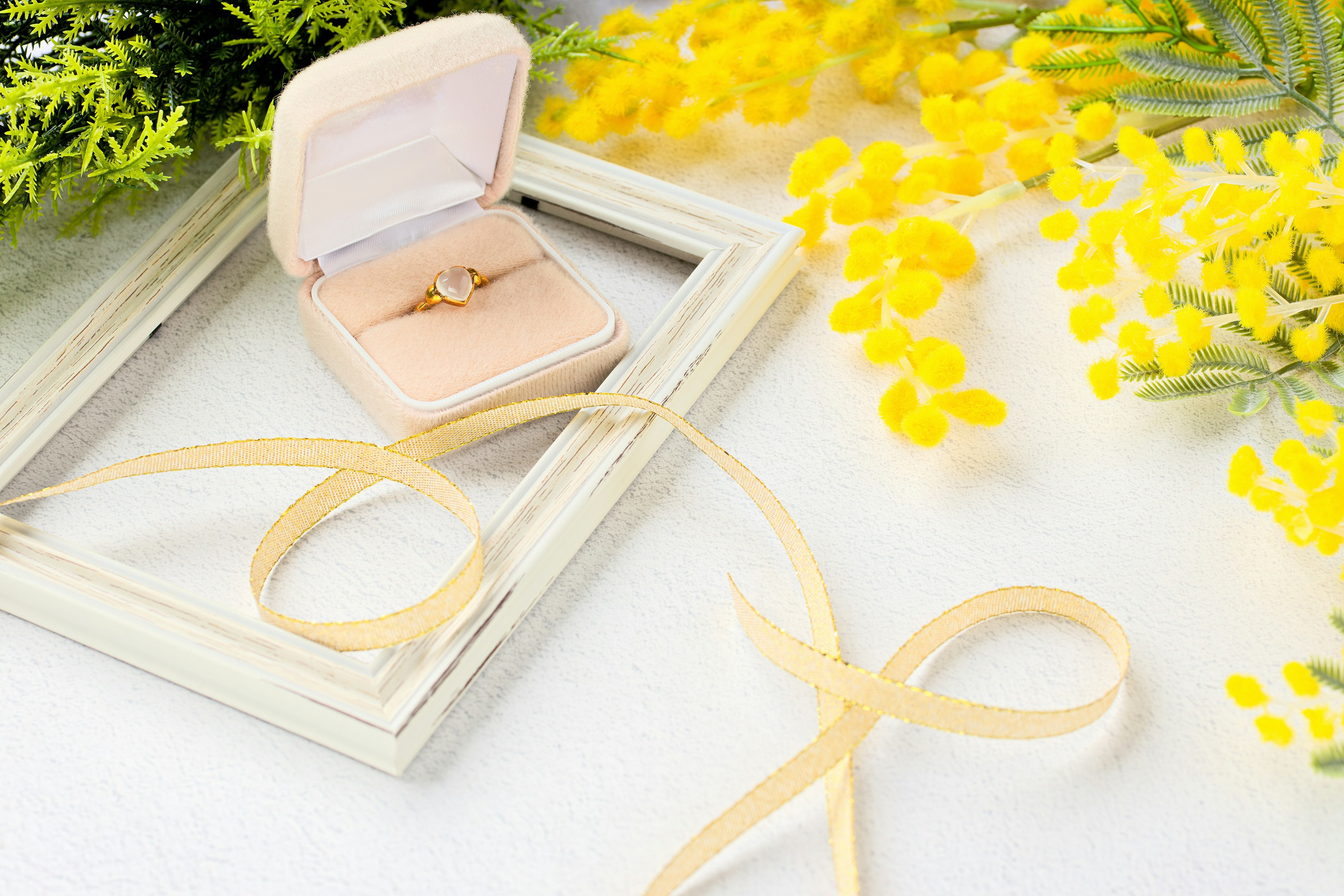 Un bel agencement avec une boîte à bijoux et des fleurs jaunes