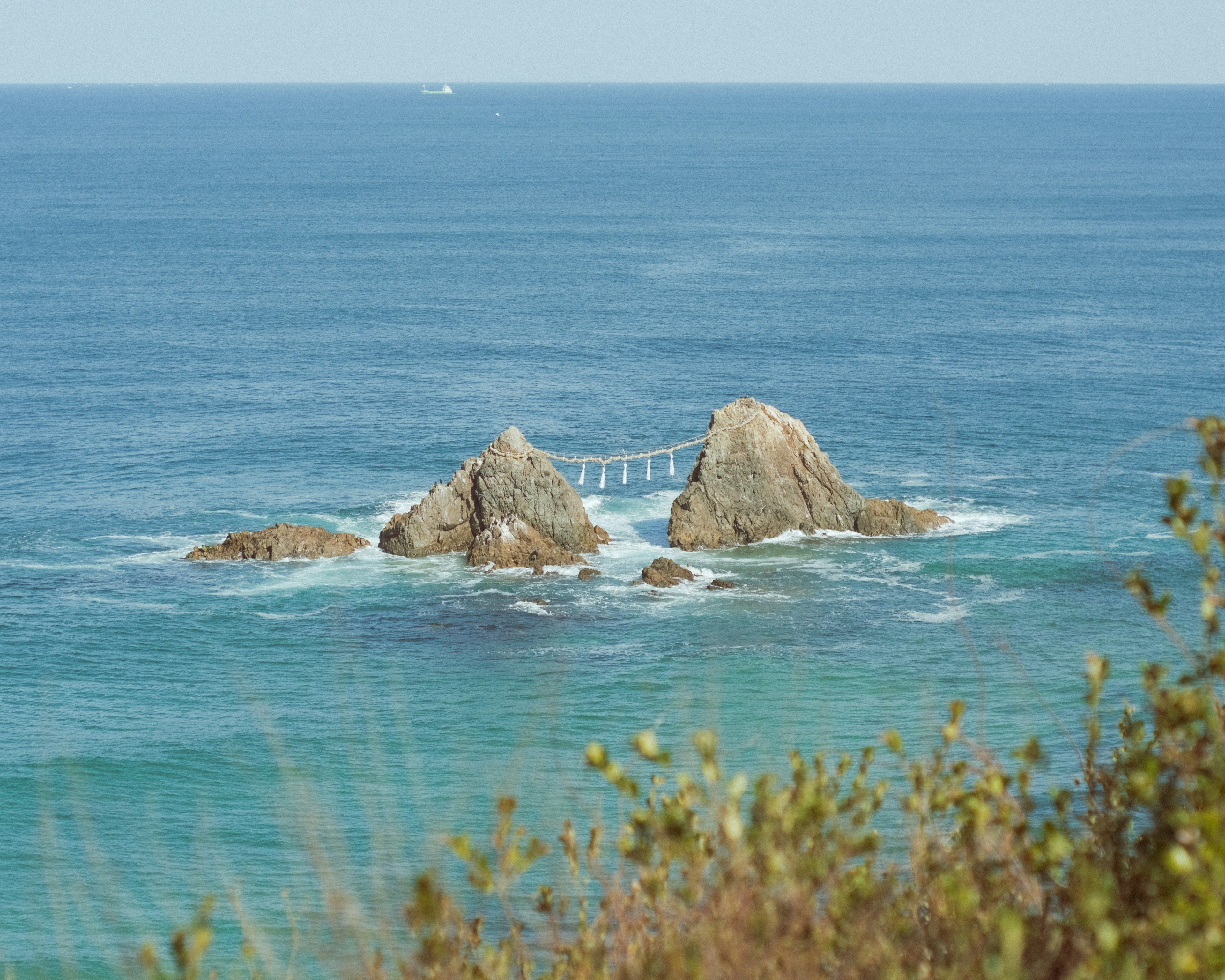 青い海と岩の風景の写真 橋が架かった二つの岩が特徴的