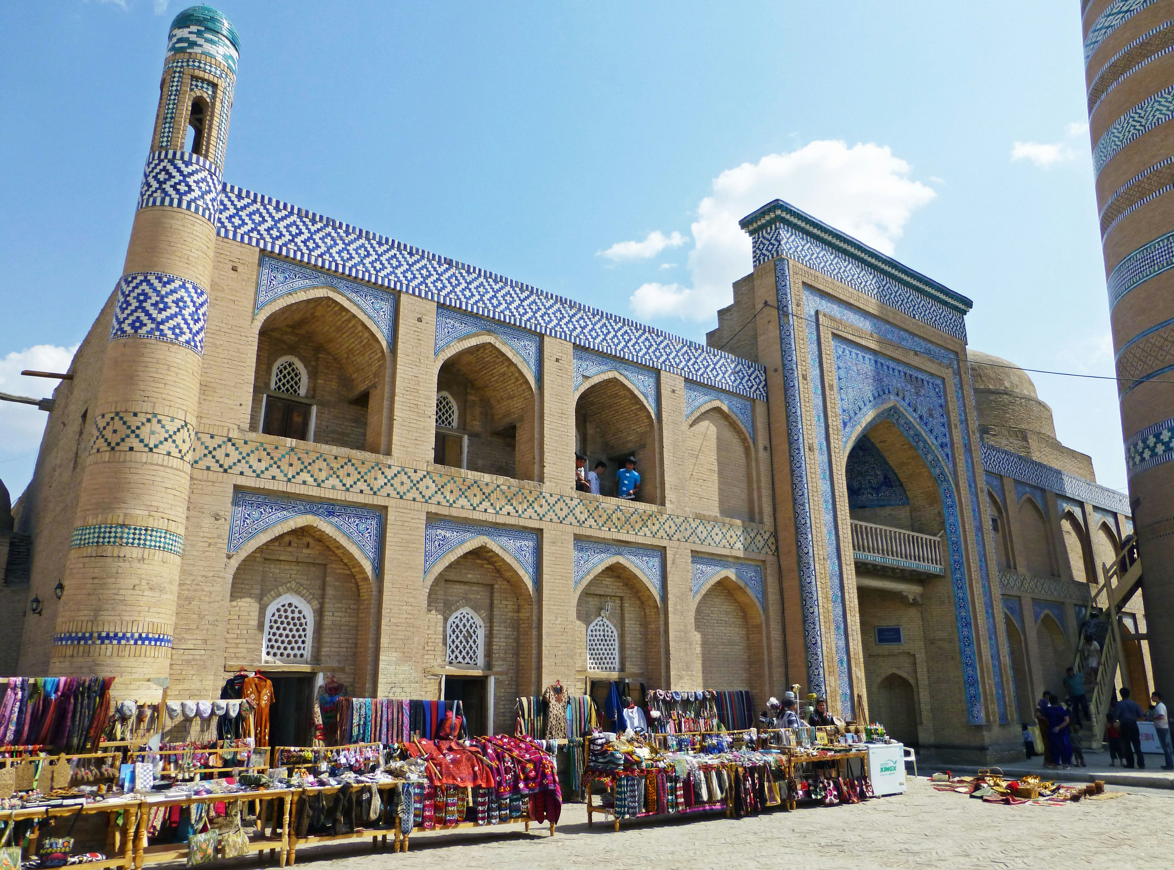 ウズベキスタンの歴史的な建物と市場の風景