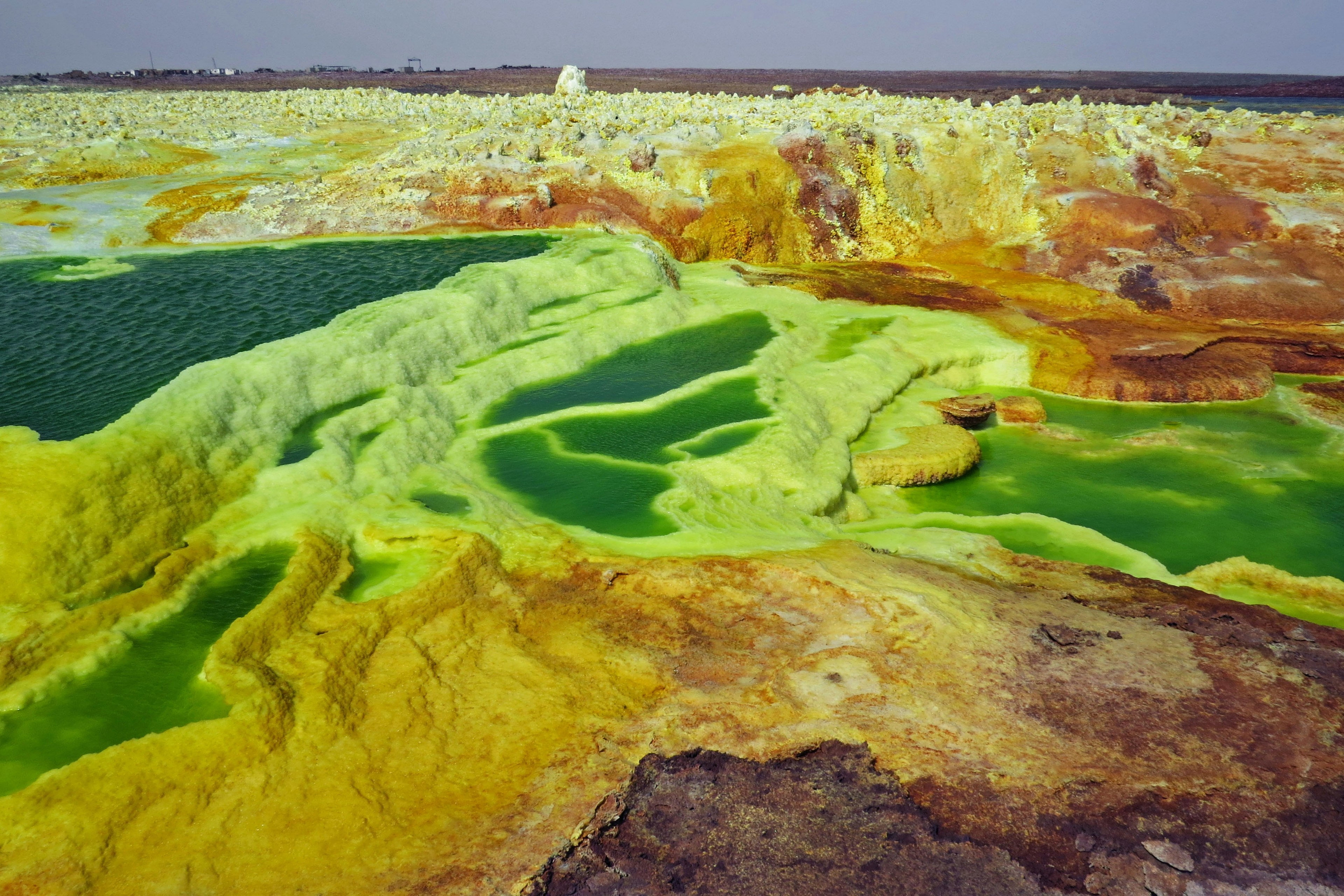 Cảnh quan đầy màu sắc của núi lửa Dallol ở Ethiopia với các hồ xanh