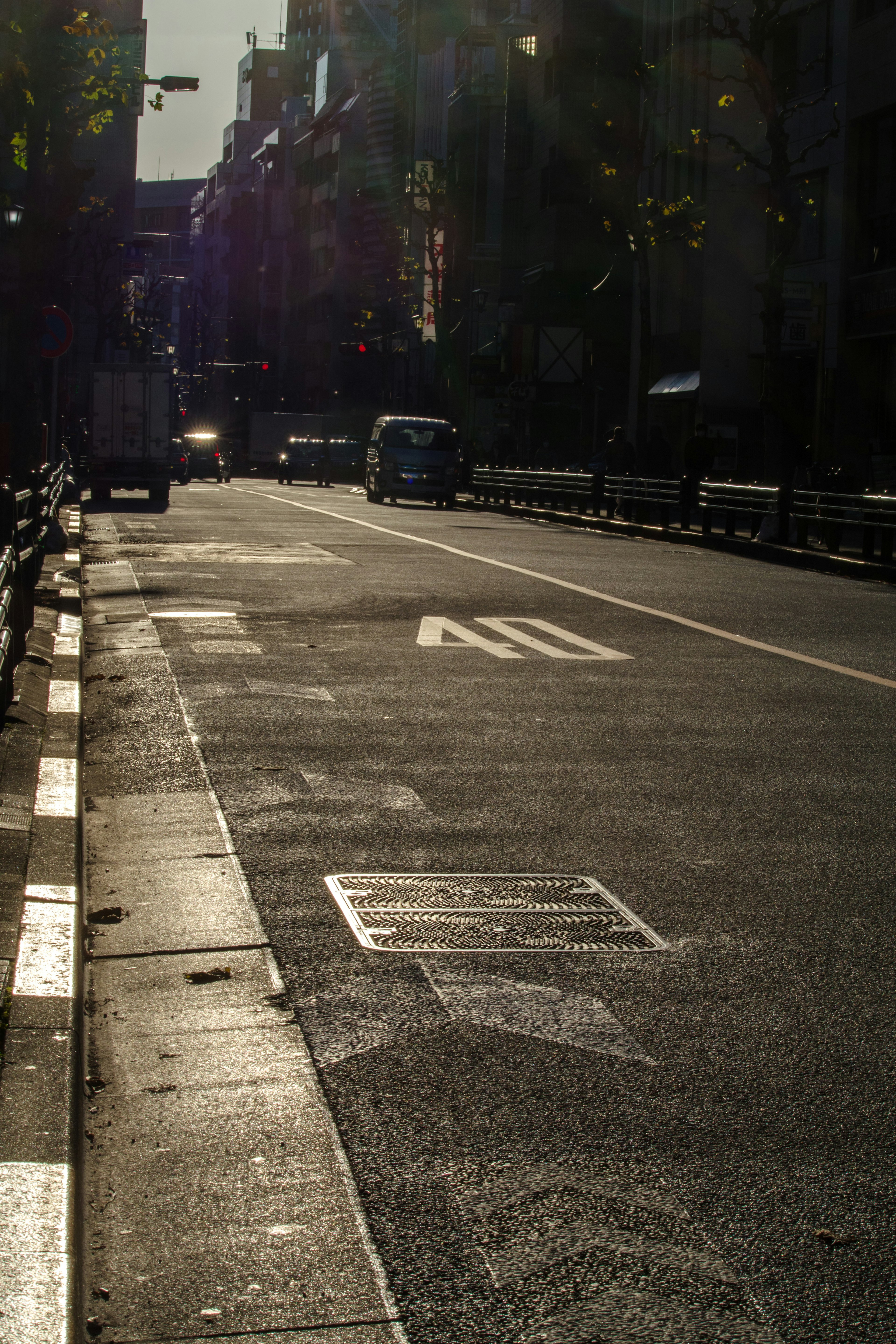 Strada tranquilla della città con veicoli e segnaletica