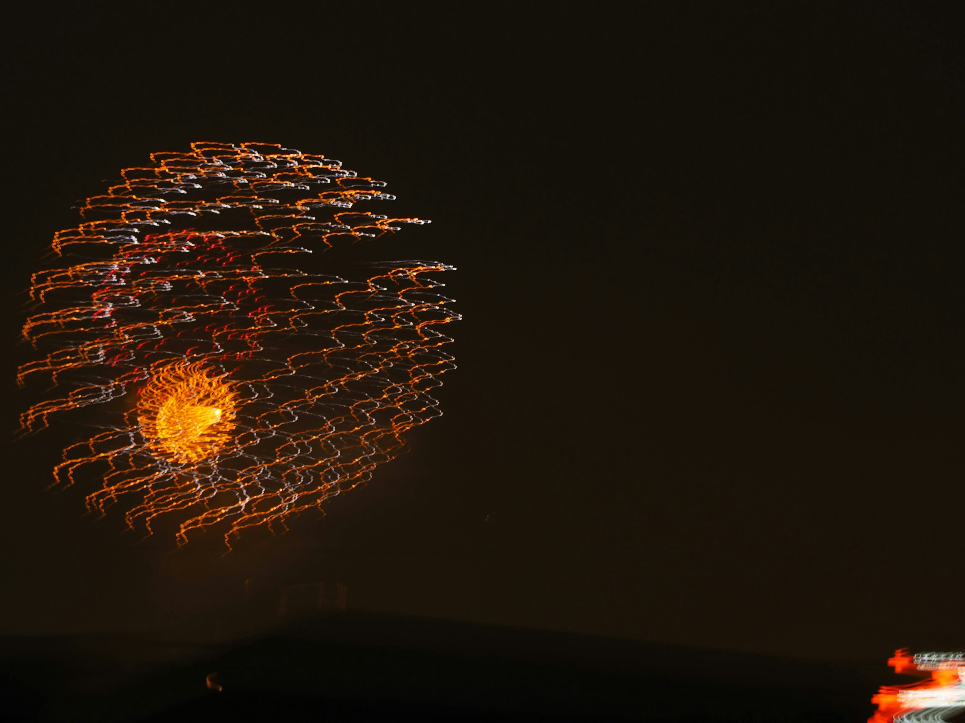 Des feux d'artifice colorés tourbillonnant sur un fond sombre