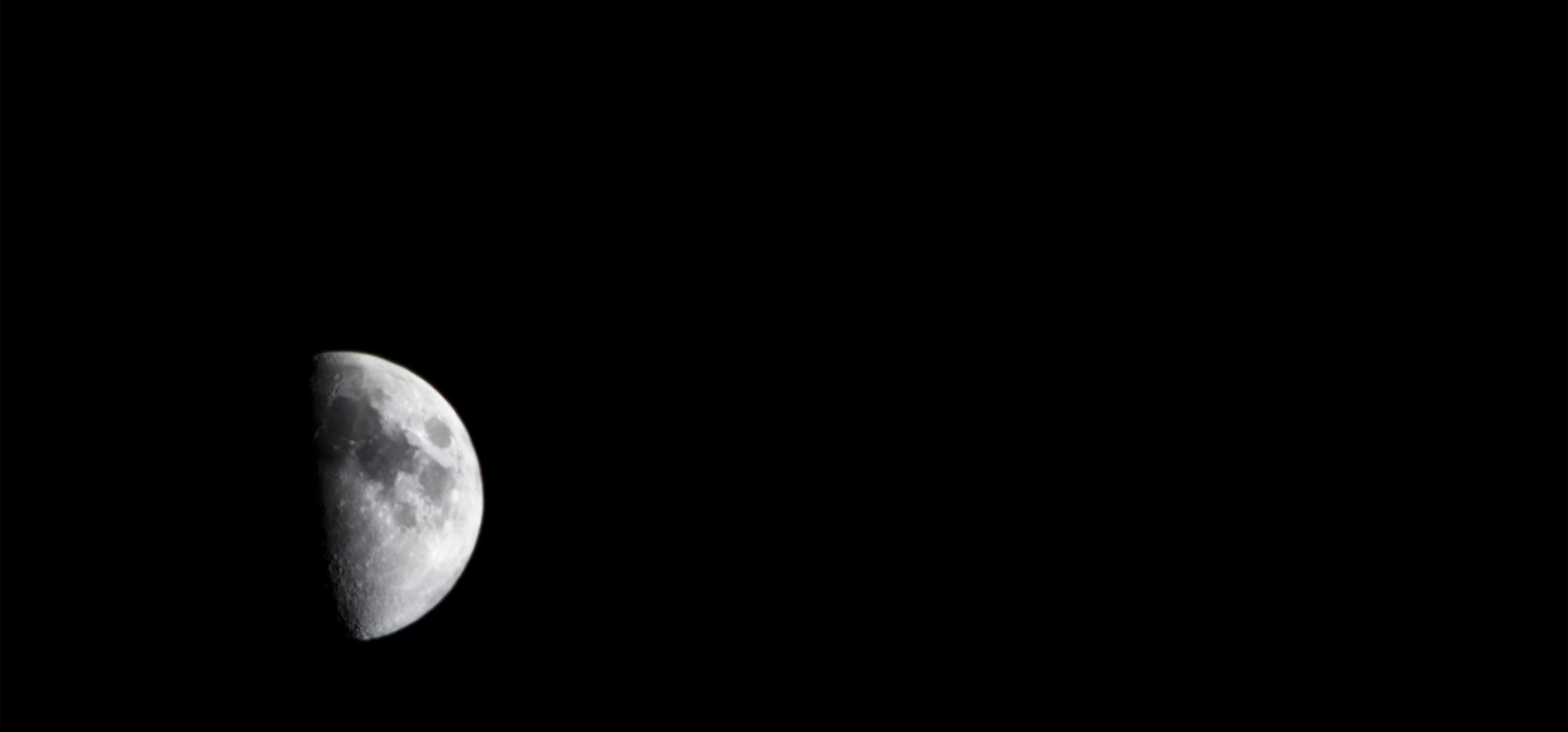 Close-up bulan di langit malam