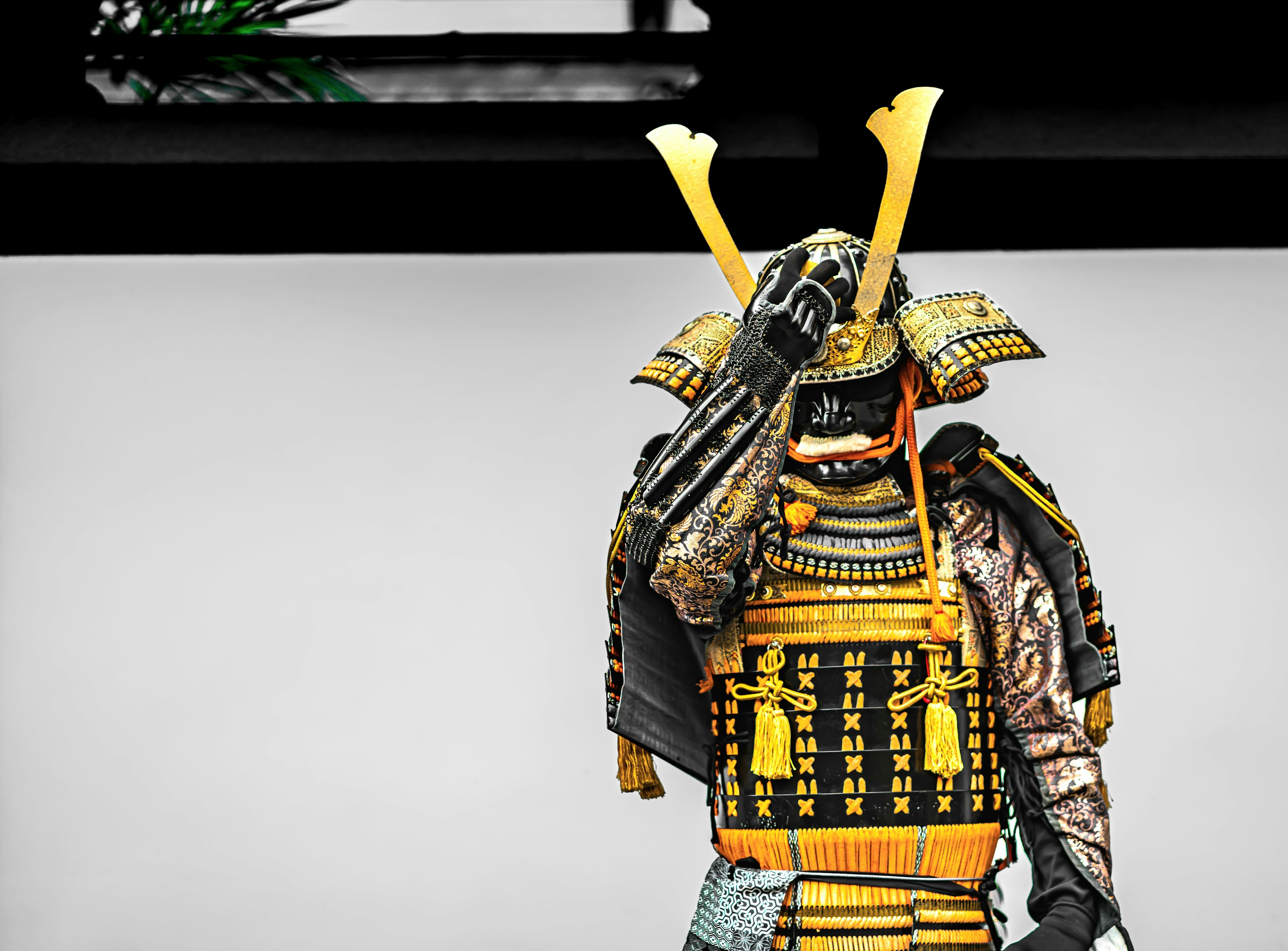 Ein Samurai in Rüstung, der mit einer traditionellen Geste salutiert