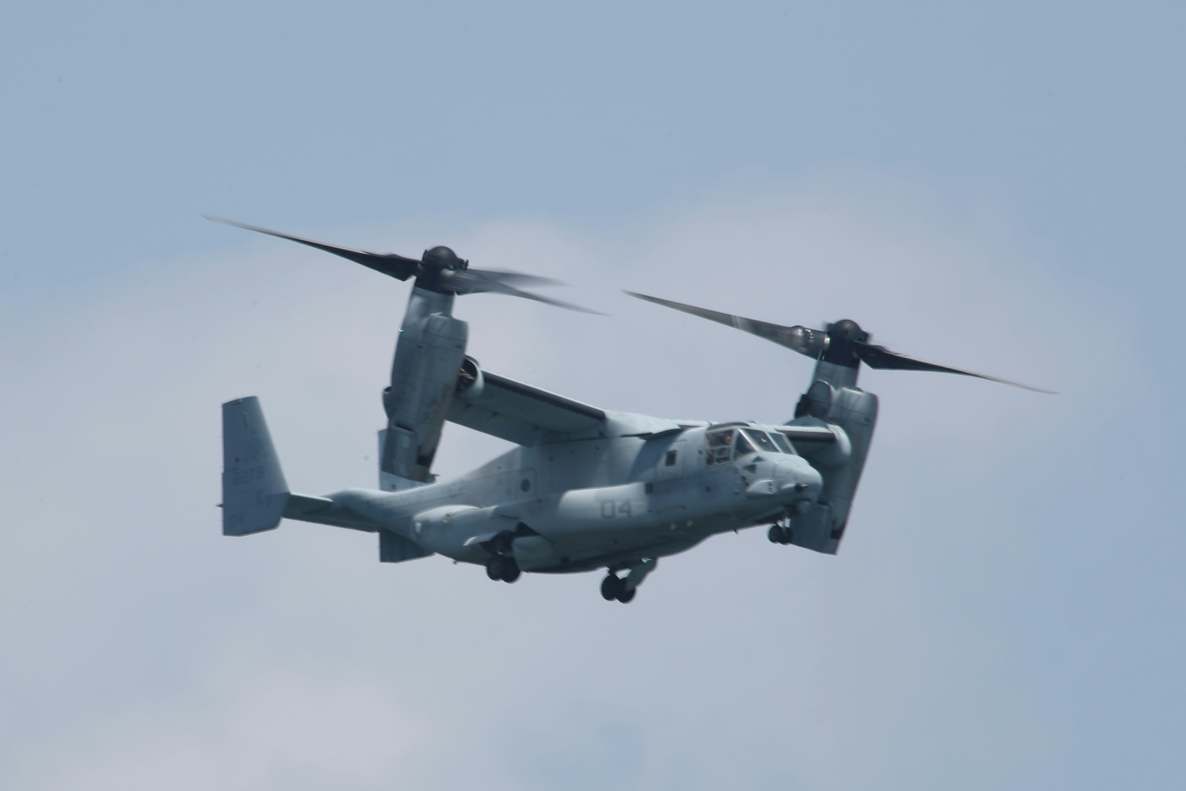 Avión Osprey volando en el cielo