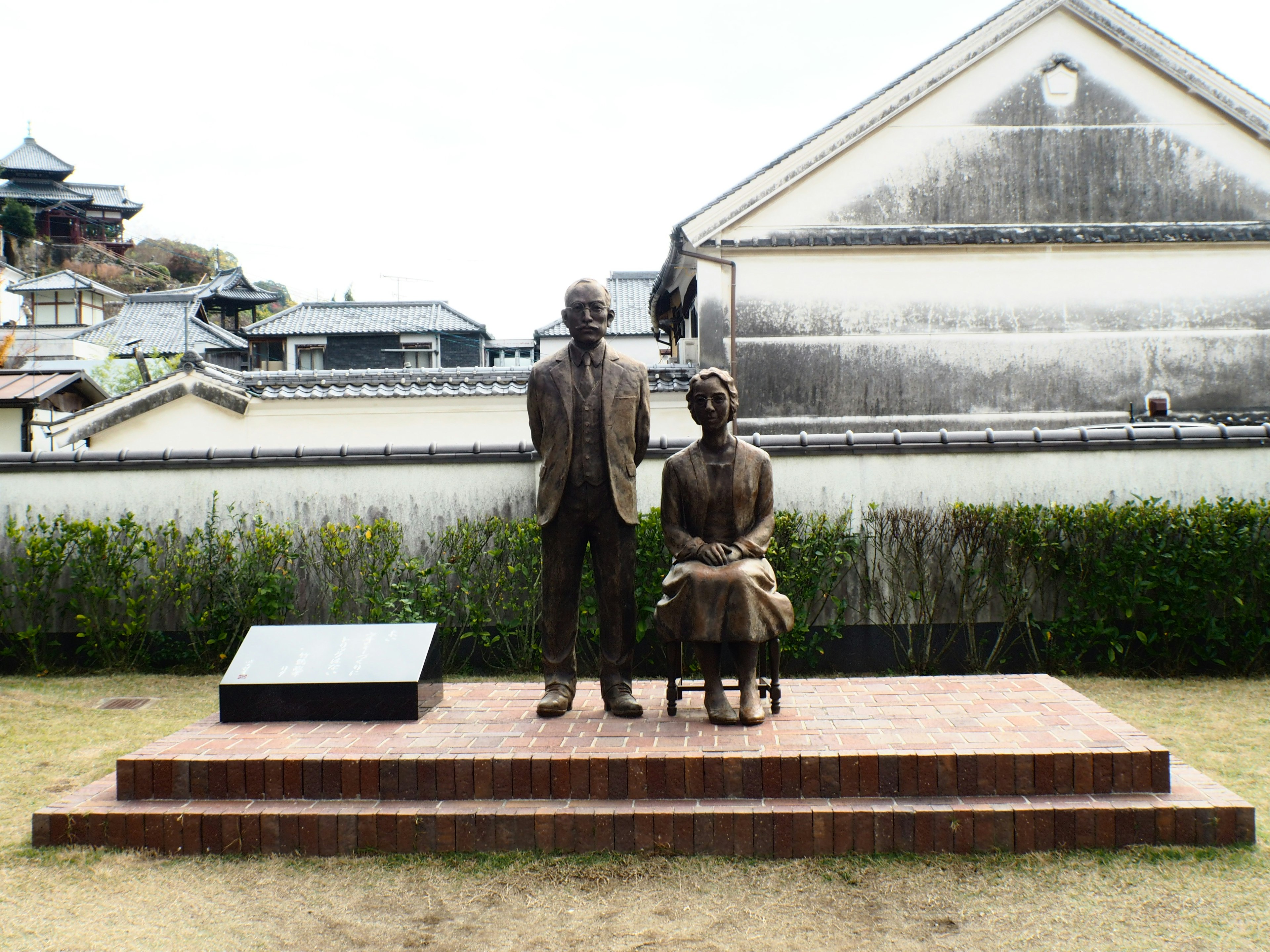 二人のブロンズ像が並ぶ公園の風景