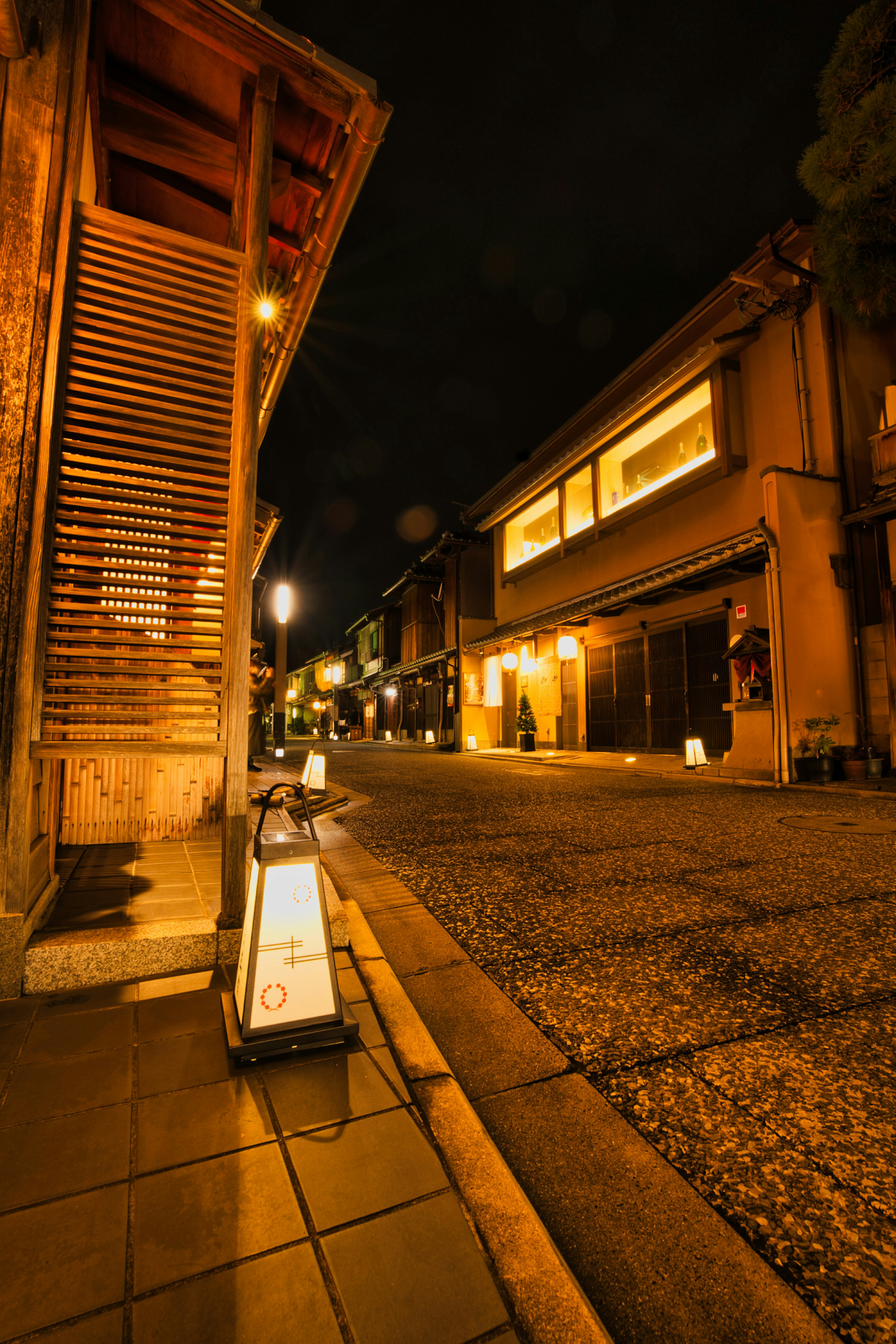 夜晚的京都，照明的傳統建築和鵝卵石街道