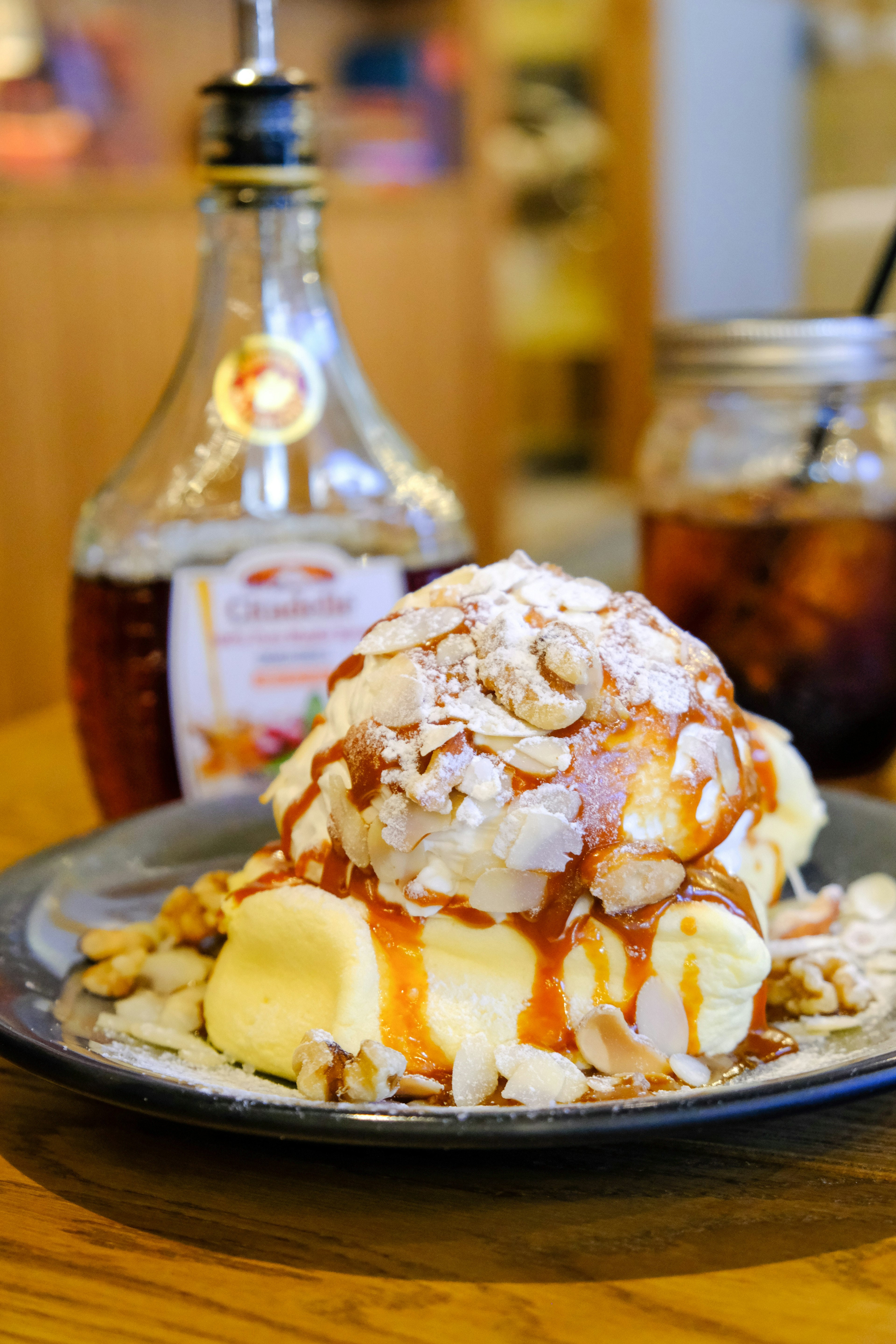 Un piatto di dessert visivamente attraente con pancake soffici guarniti con crema e salsa di caramello