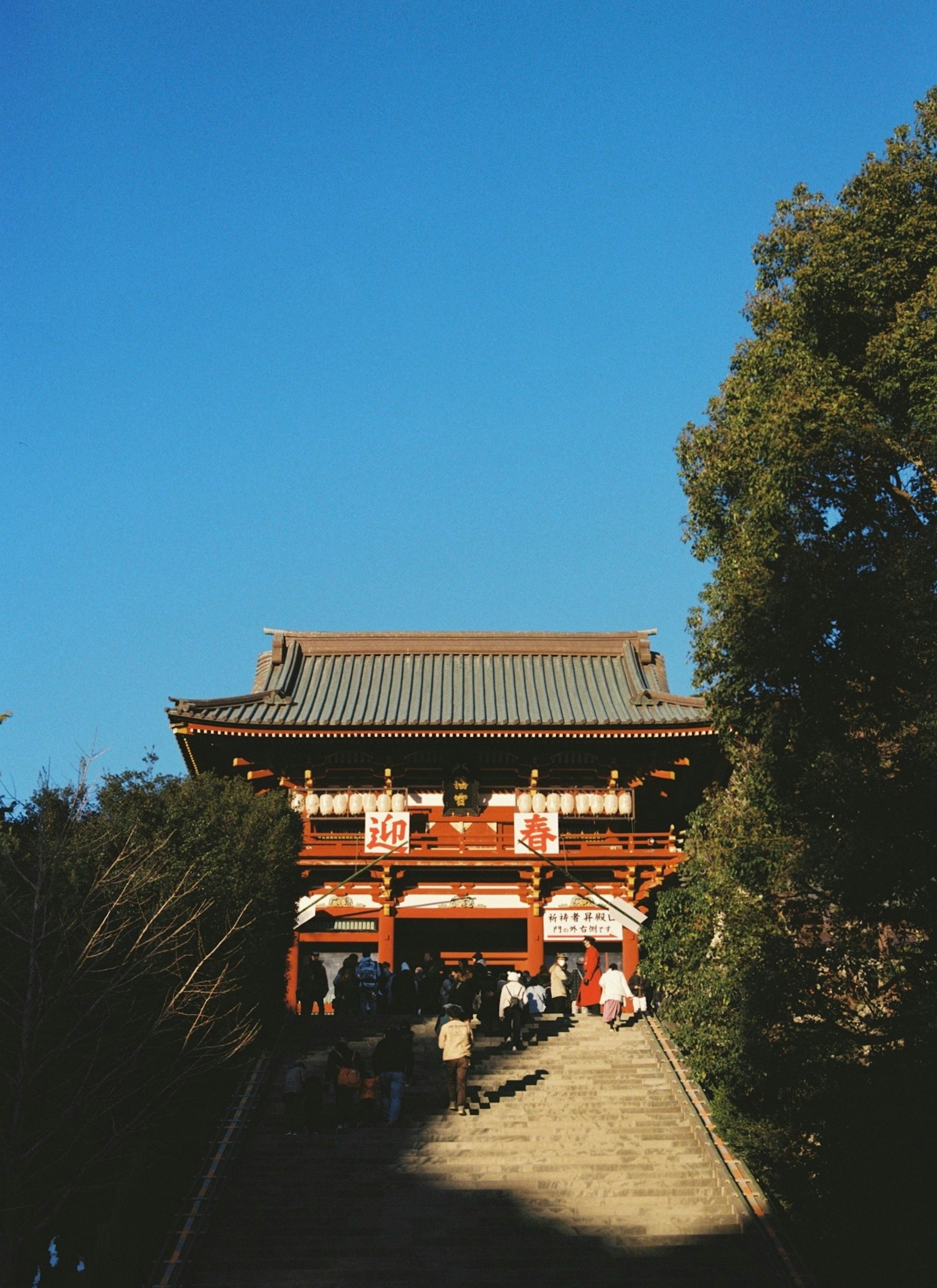 Une porte rouge se tenant sous un ciel bleu