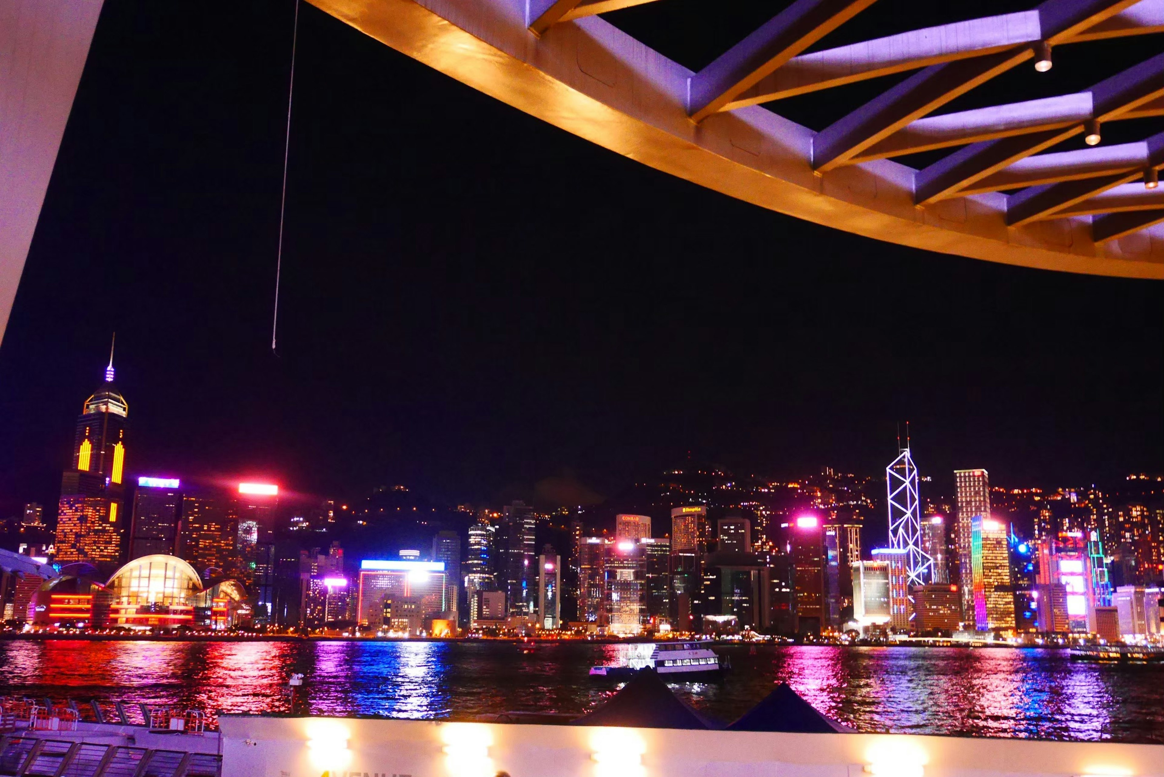 Vue nocturne vibrante de la ligne d'horizon de Hong Kong avec des lumières colorées