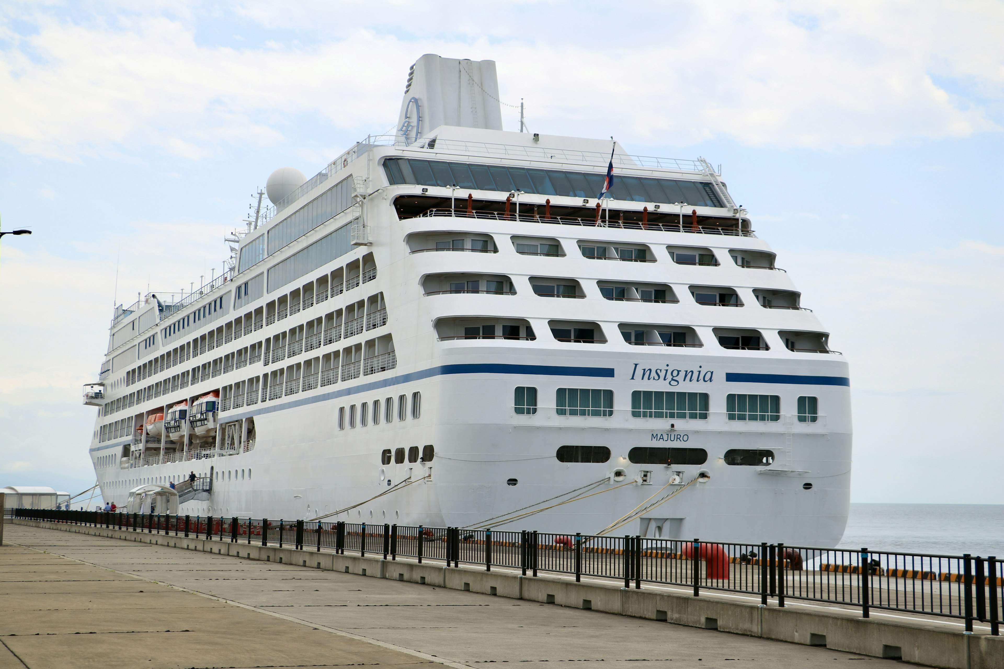 Weißes Kreuzfahrtschiff am Ufer angedockt