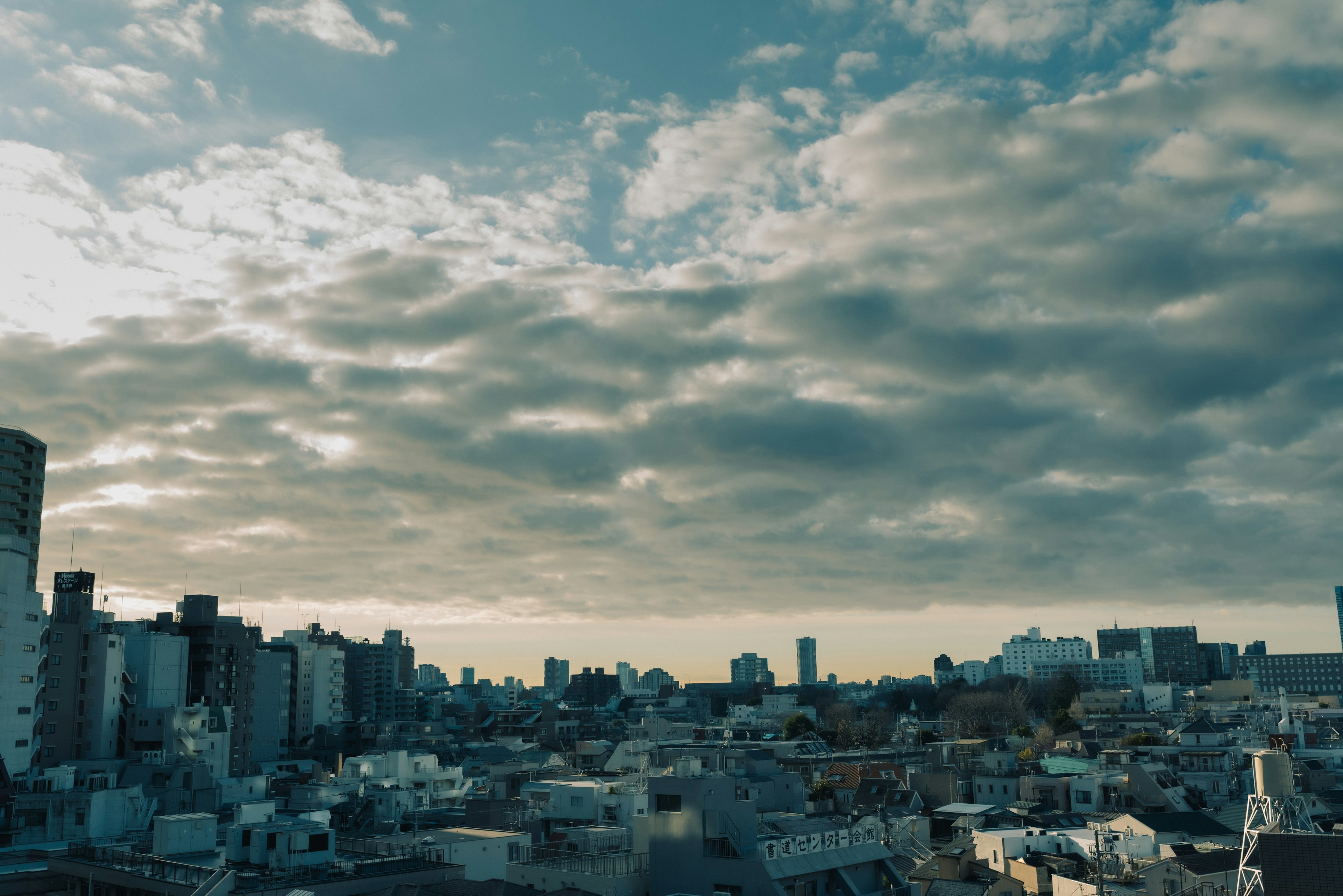 Paisaje urbano de Tokio con edificios y cielo nublado