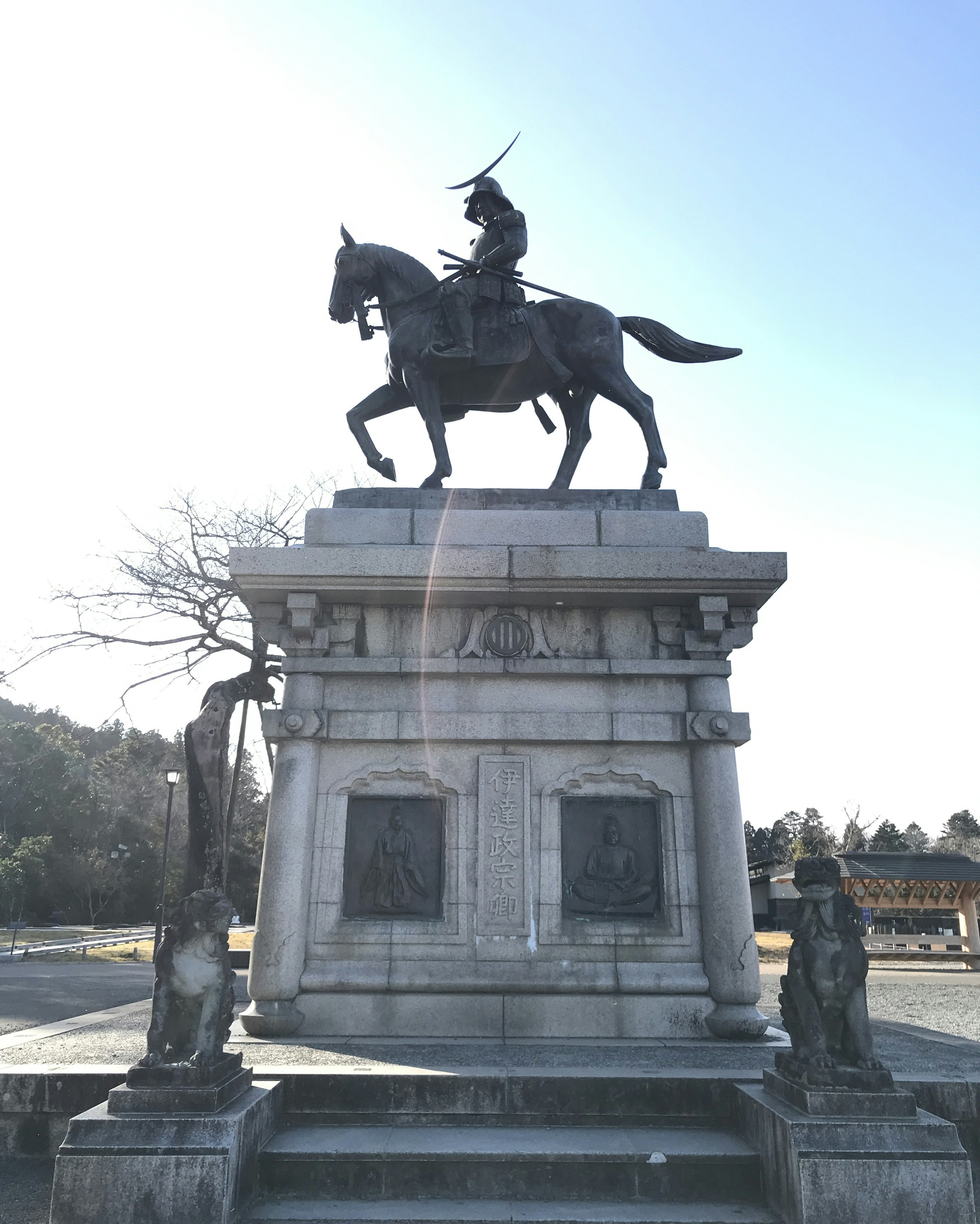 Historisches Denkmal mit einer Statue eines Reiters