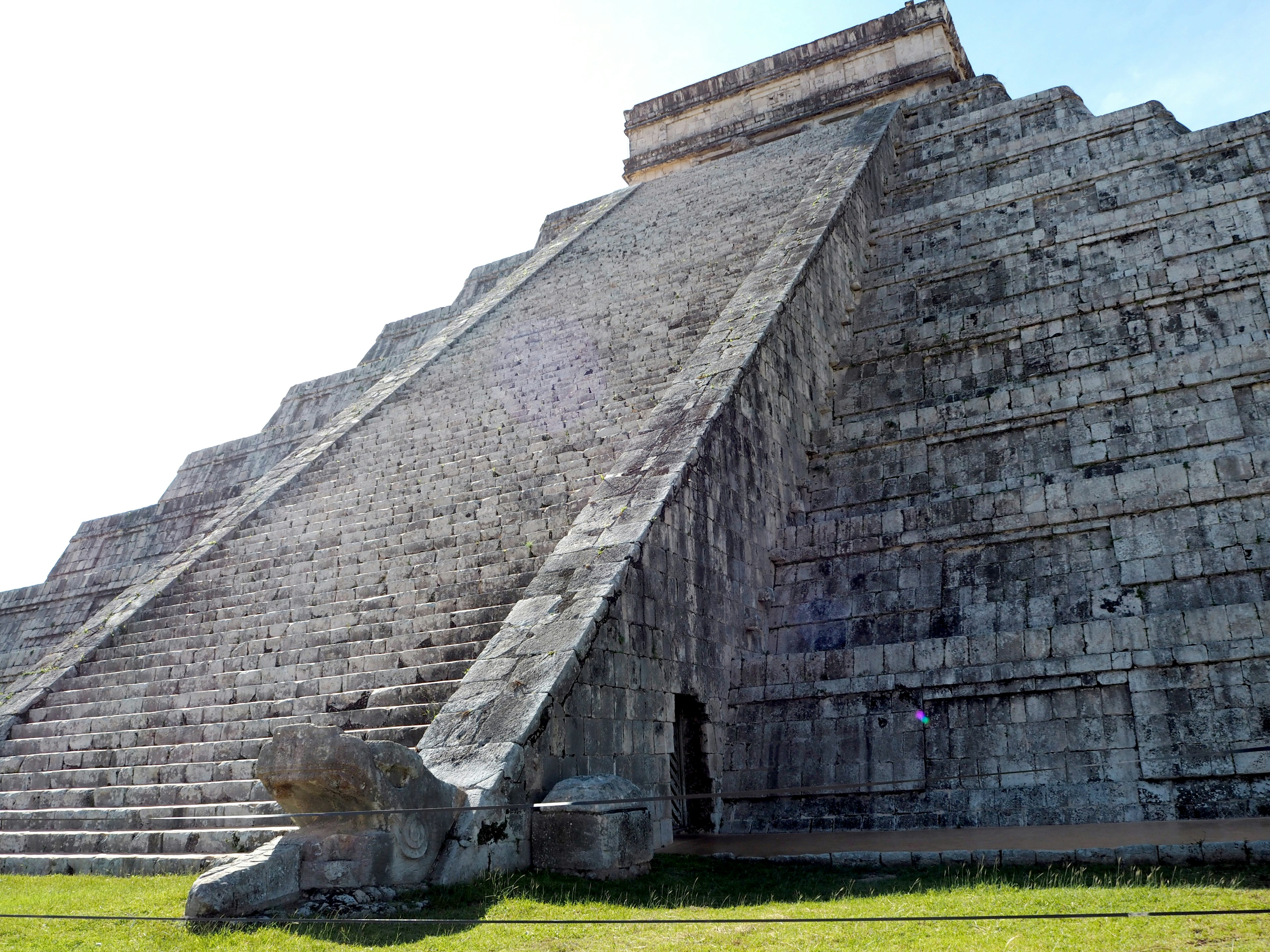 Vue latérale de la pyramide El Castillo aux ruines mayas de Chichen Itza