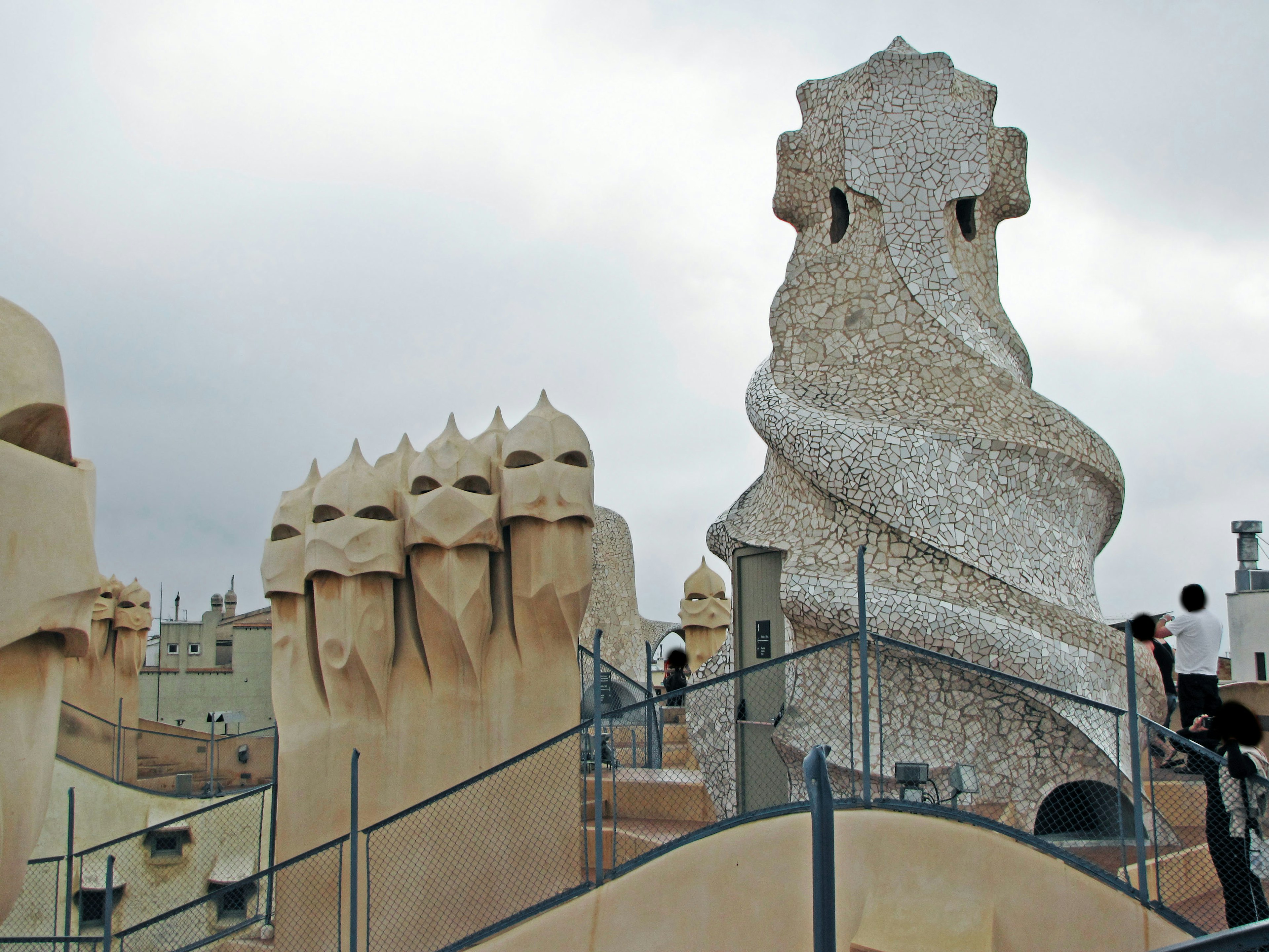 Sculptures uniques et paysage sur le toit de la Casa Mila