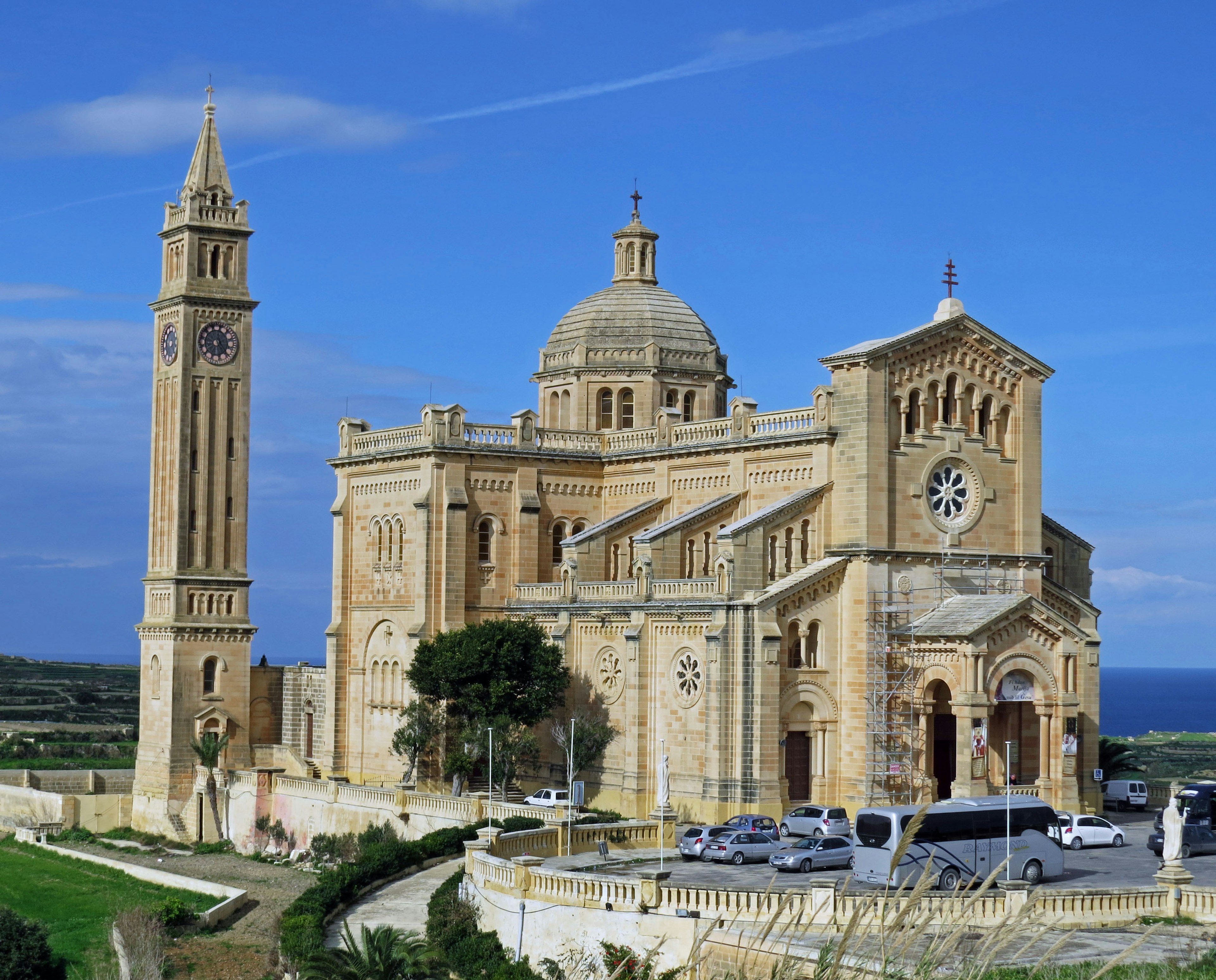 Gran iglesia con un campanario bajo un hermoso cielo azul