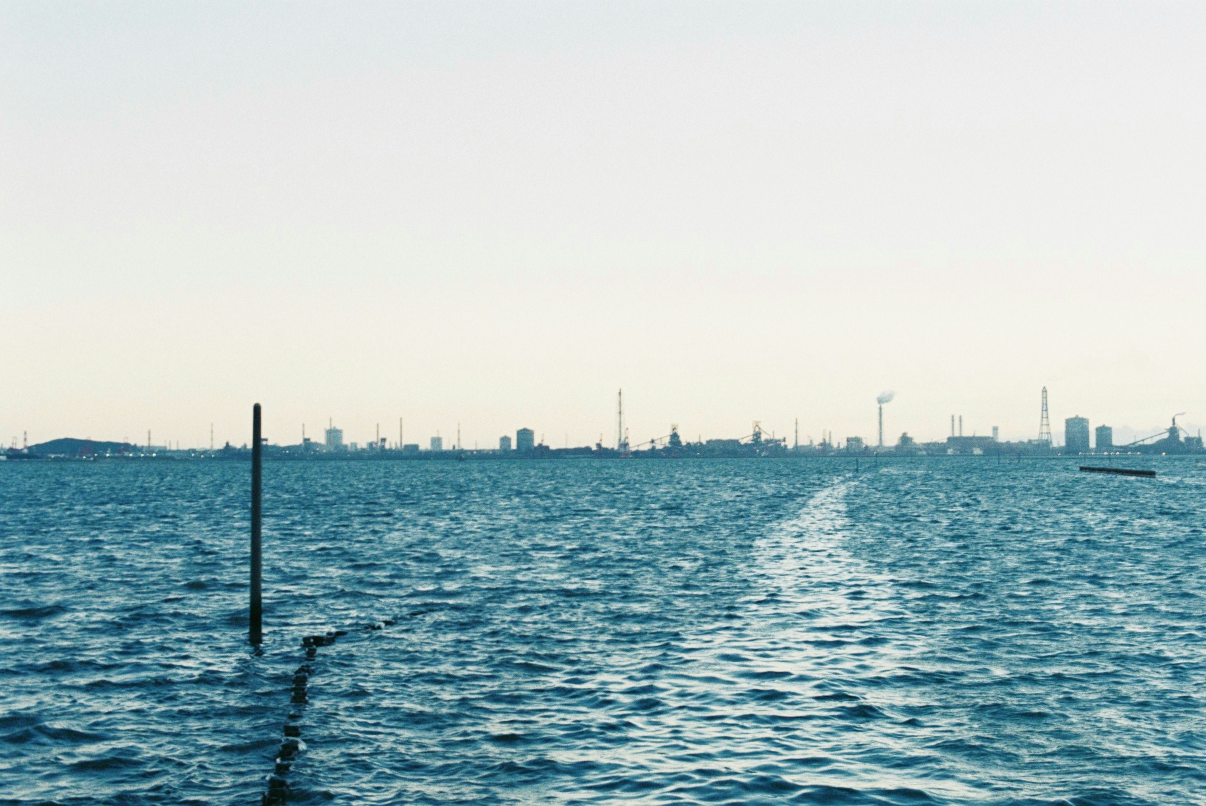 Una superficie d'acqua tranquilla che riflette lo skyline della città