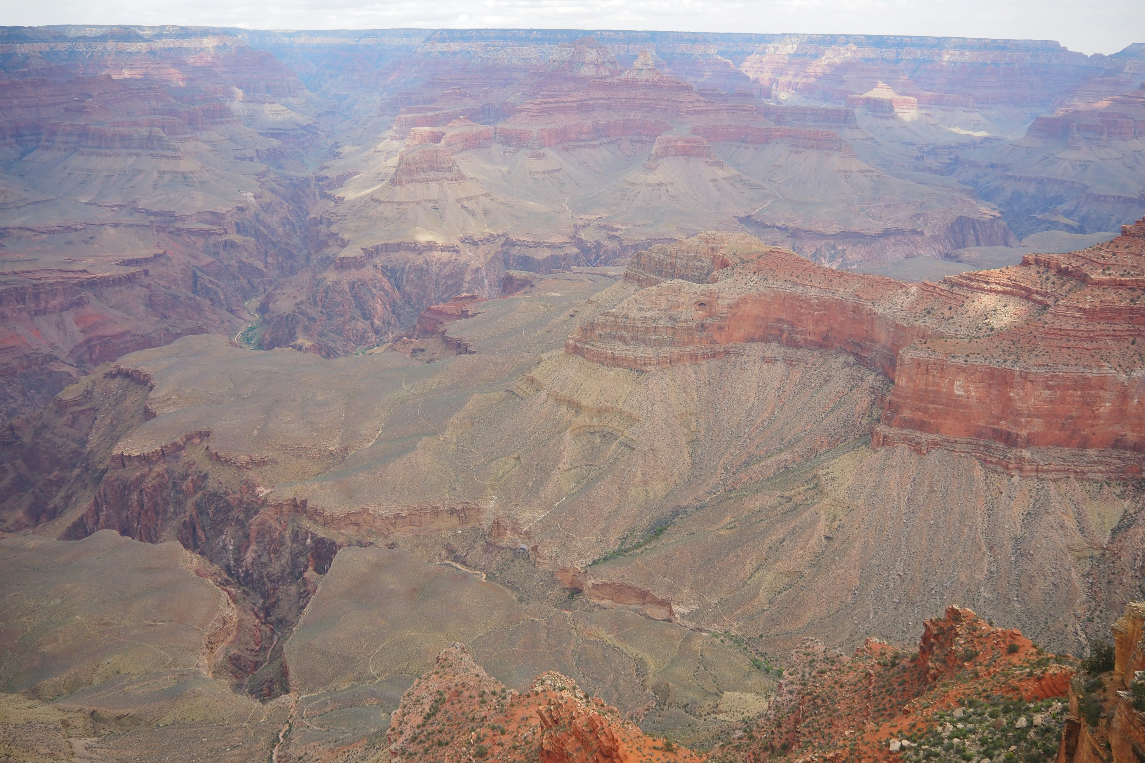 Cảnh quan rộng lớn của Grand Canyon với các hình thức đá đỏ và nâu theo lớp