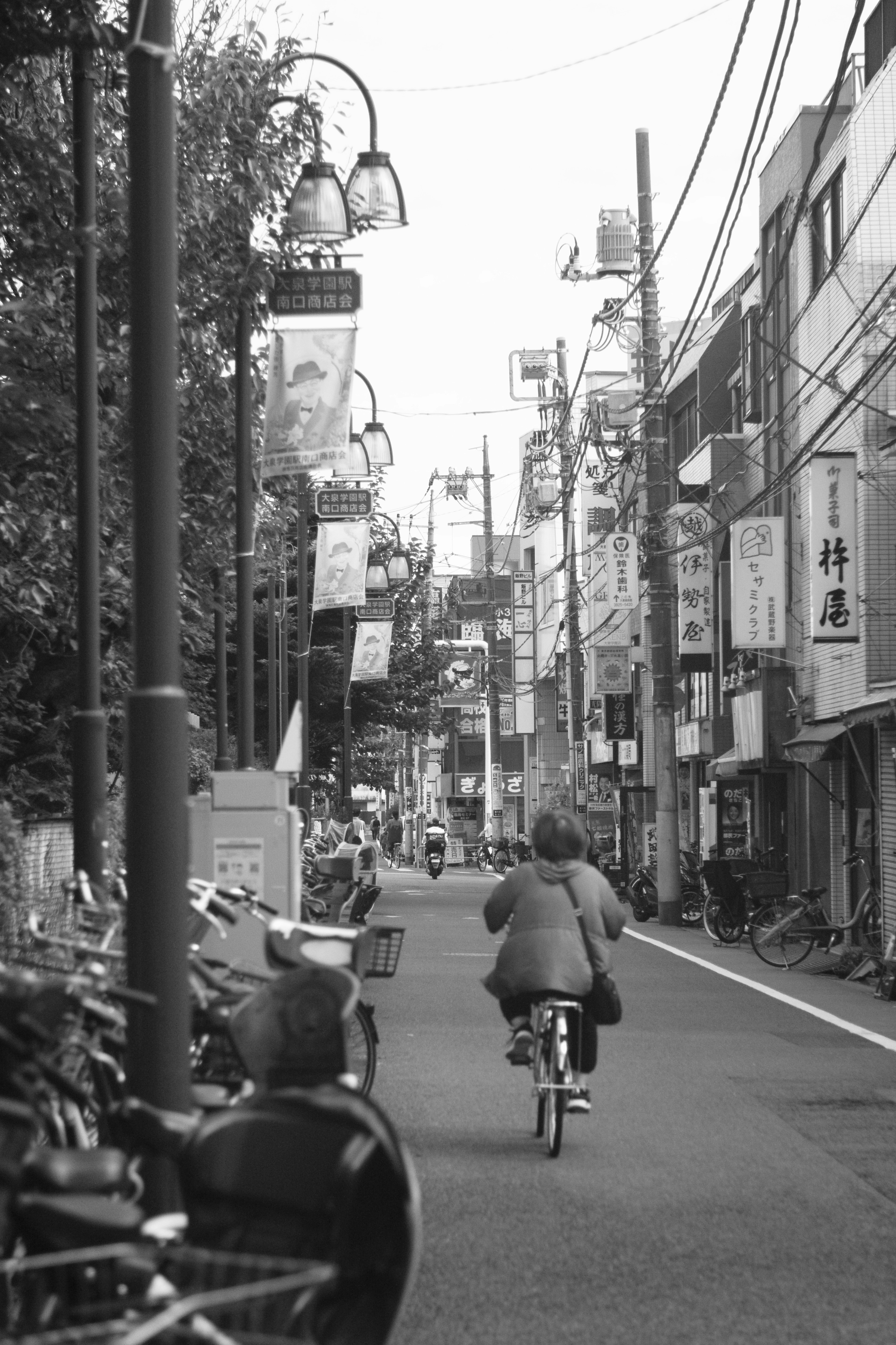 白黒の街並みを自転車で走る人