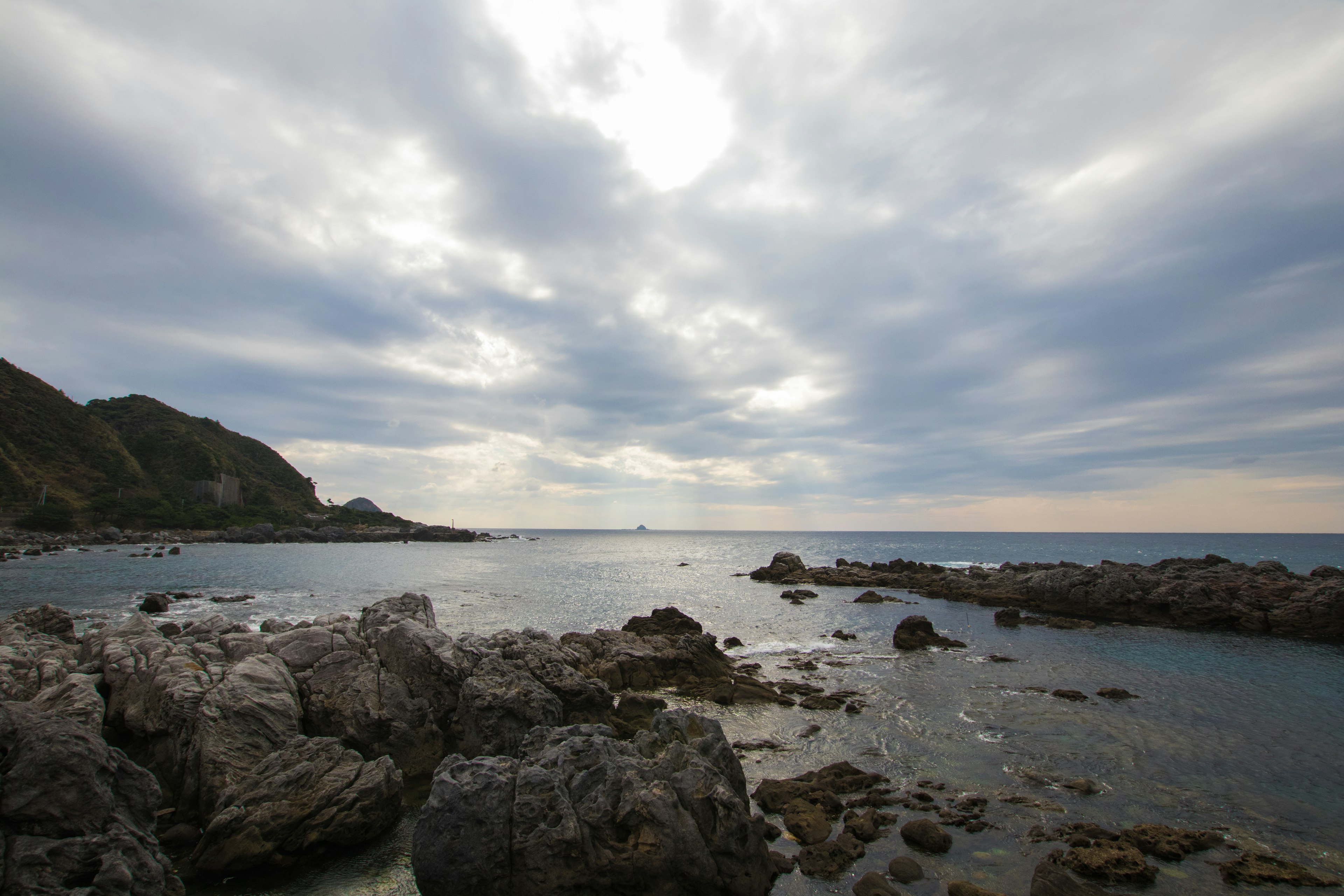 海に面した岩の風景と曇り空