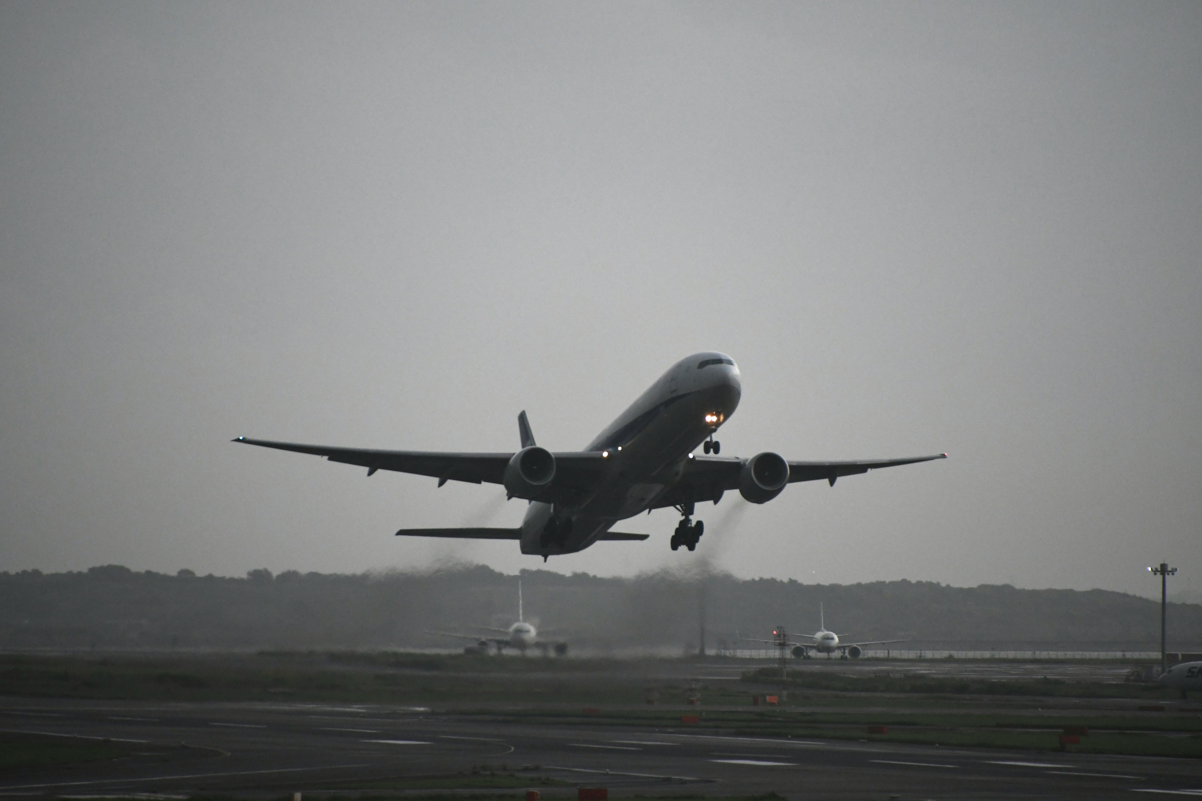 飛行機が離陸する瞬間の画像