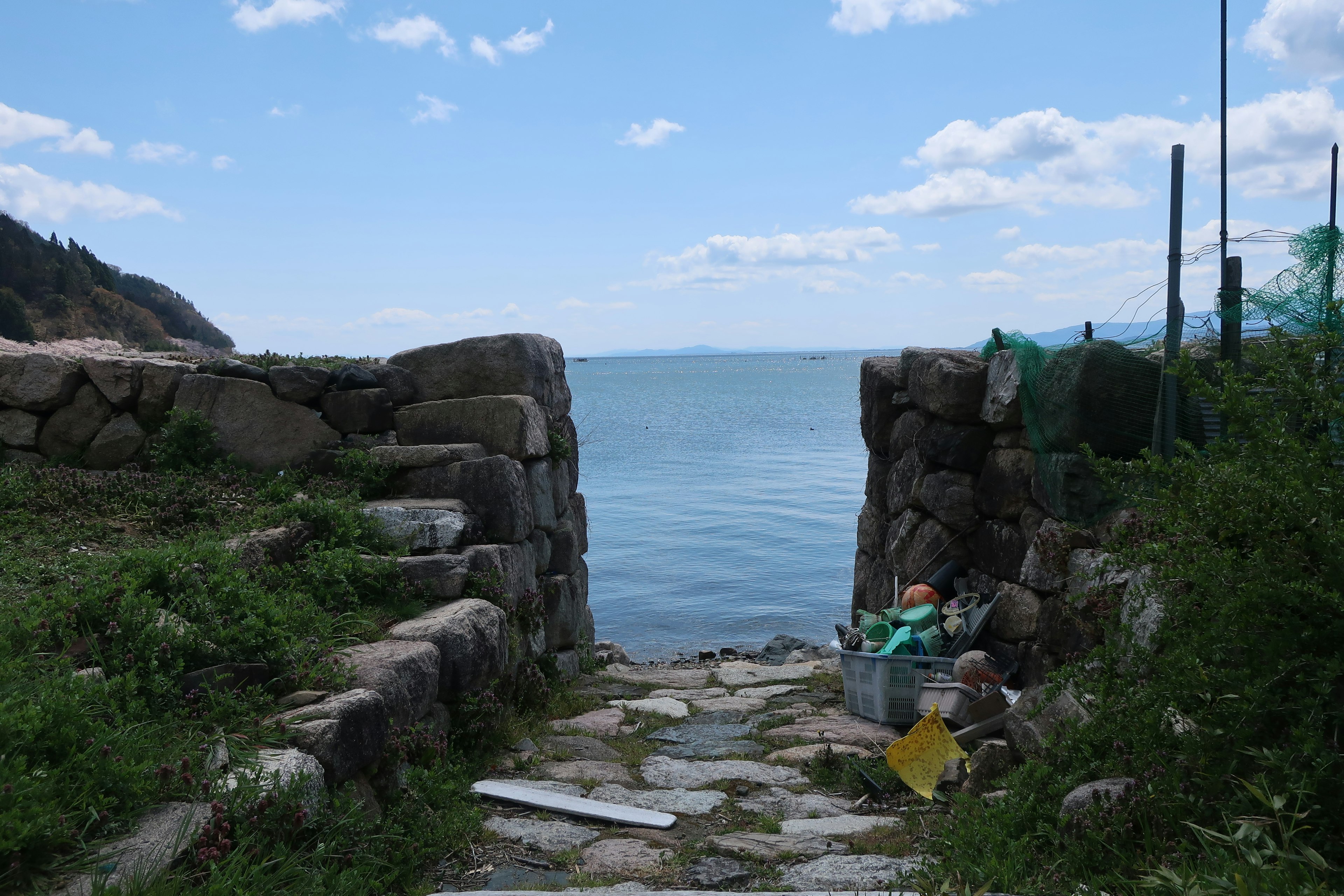 Scale di pietra che conducono a una vista serena del mare