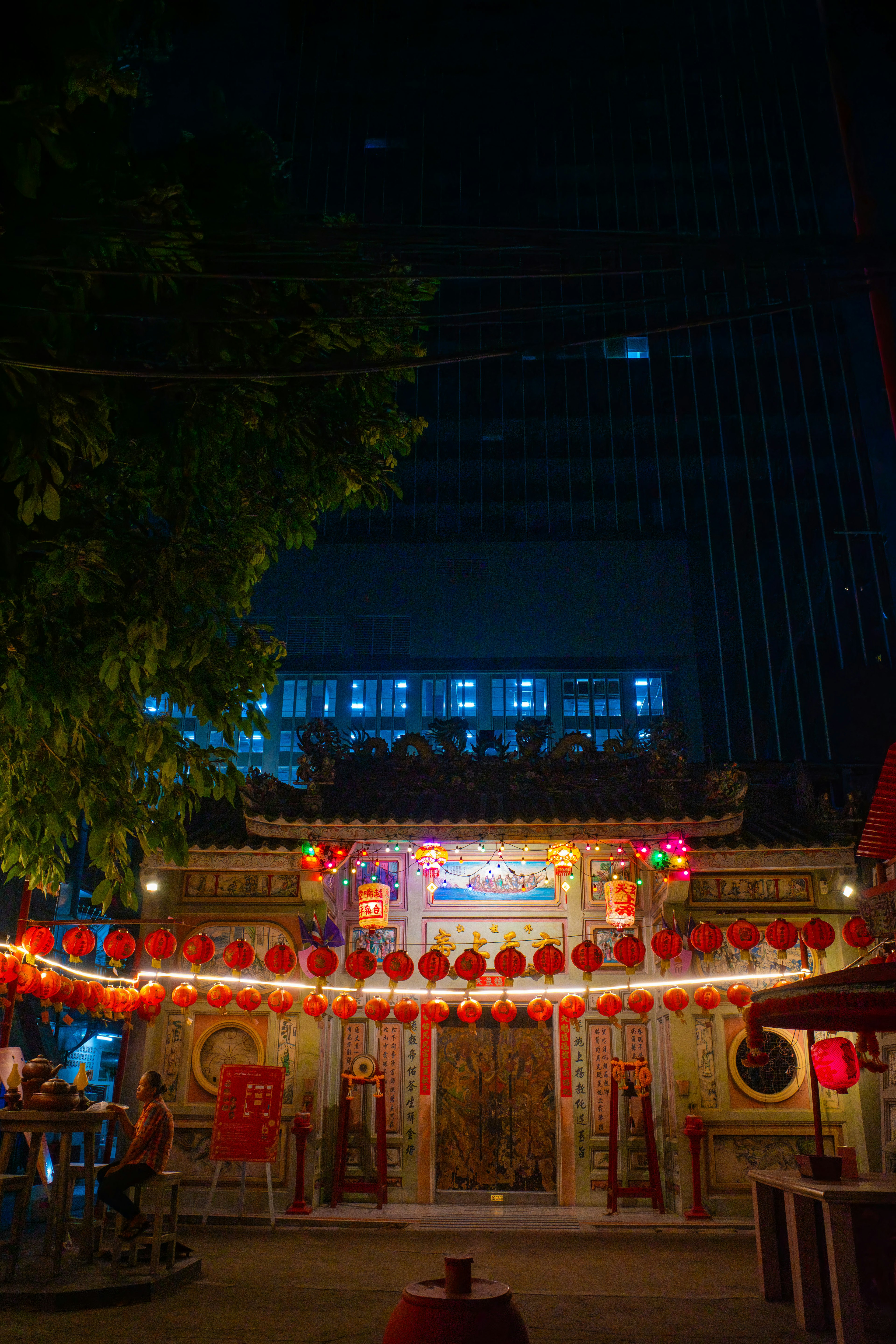 夜の街の中にある華やかな中華寺院赤い提灯が飾られた美しい外観