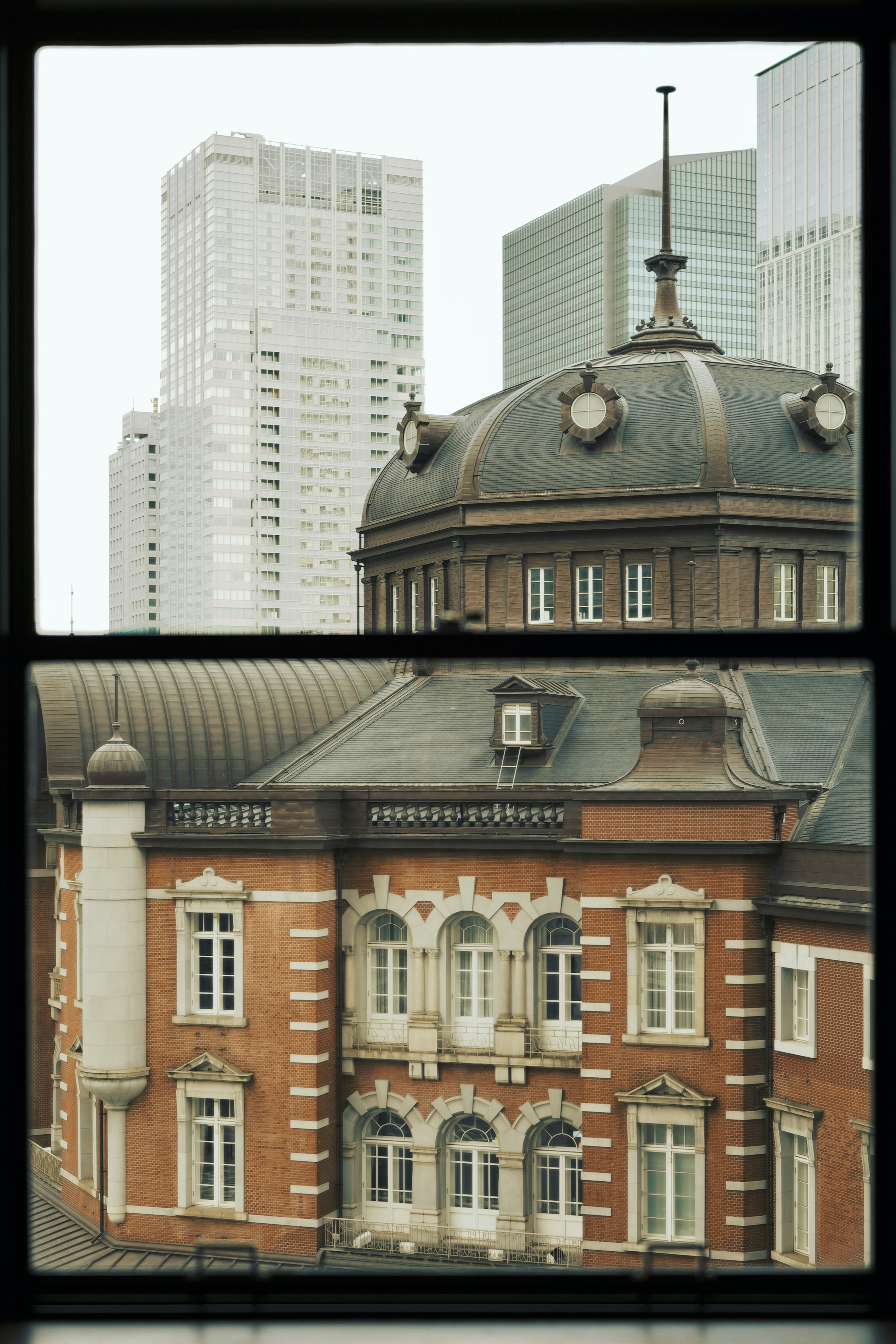 Vista de un edificio histórico en Tokio junto a rascacielos modernos