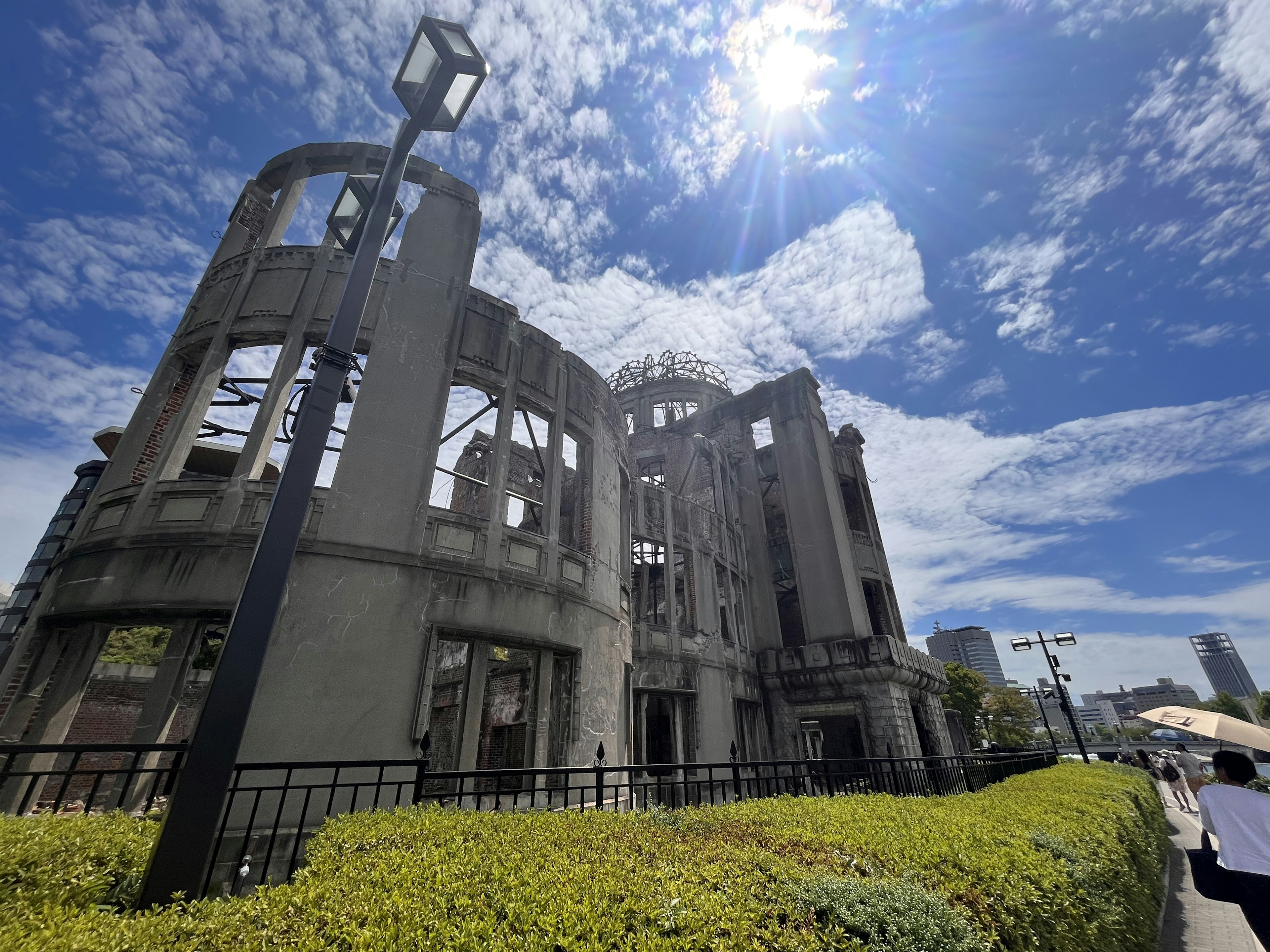 Vista esterna del Domo della bomba atomica di Hiroshima con cielo blu brillante