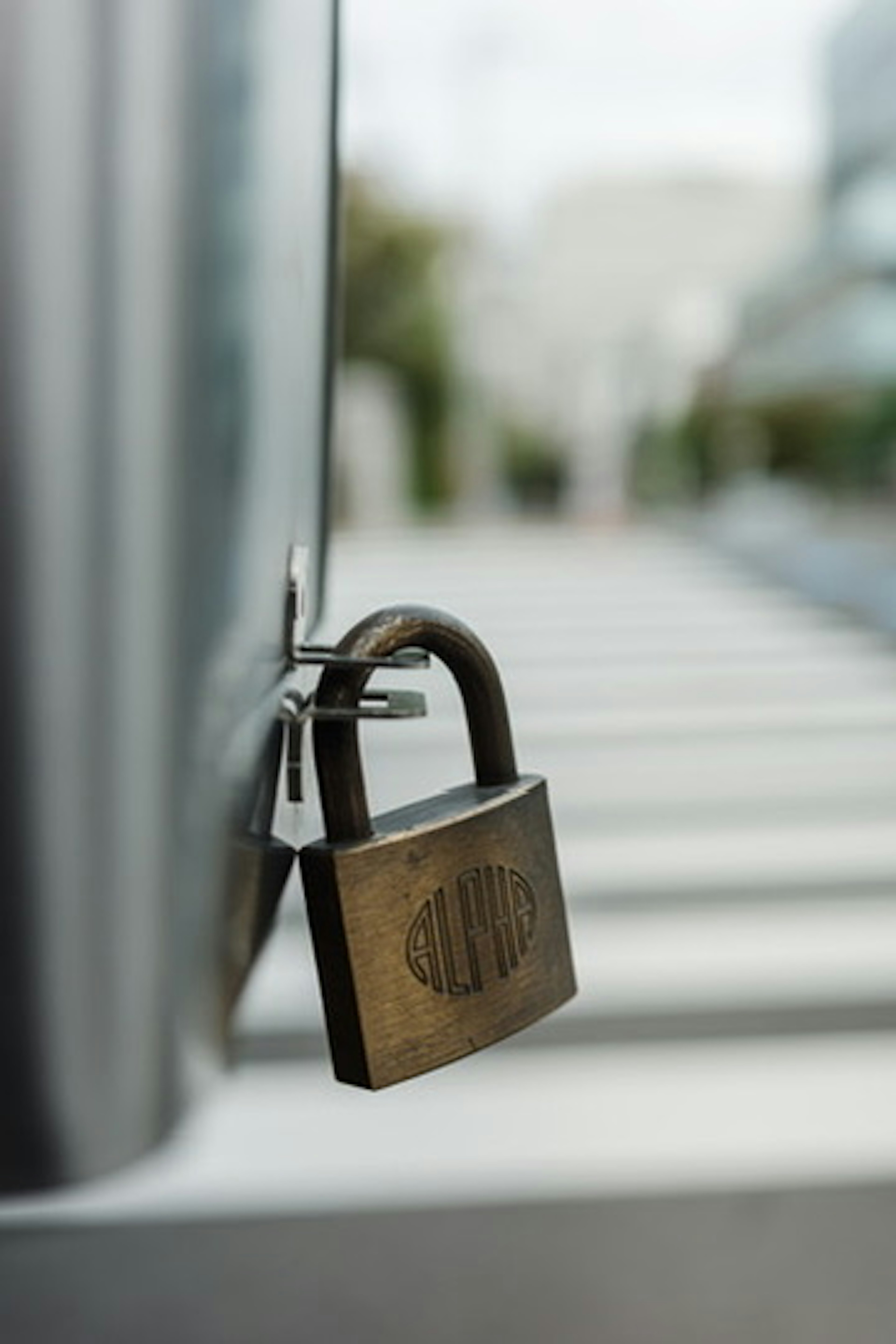 Un cadenas en métal suspendu à un poteau avec un arrière-plan urbain flou