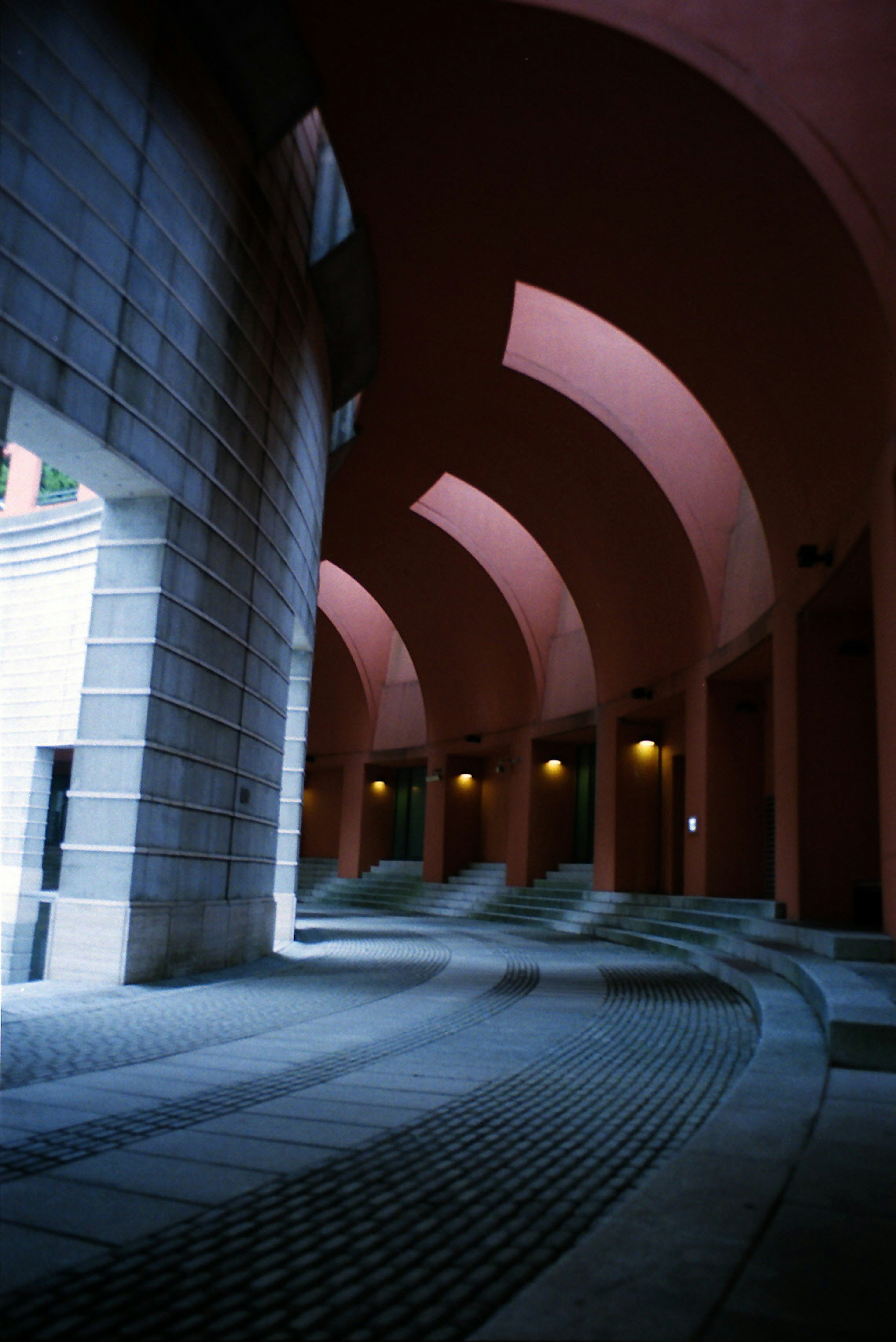 Interior arcade dengan langit-langit melengkung dan dinding batu