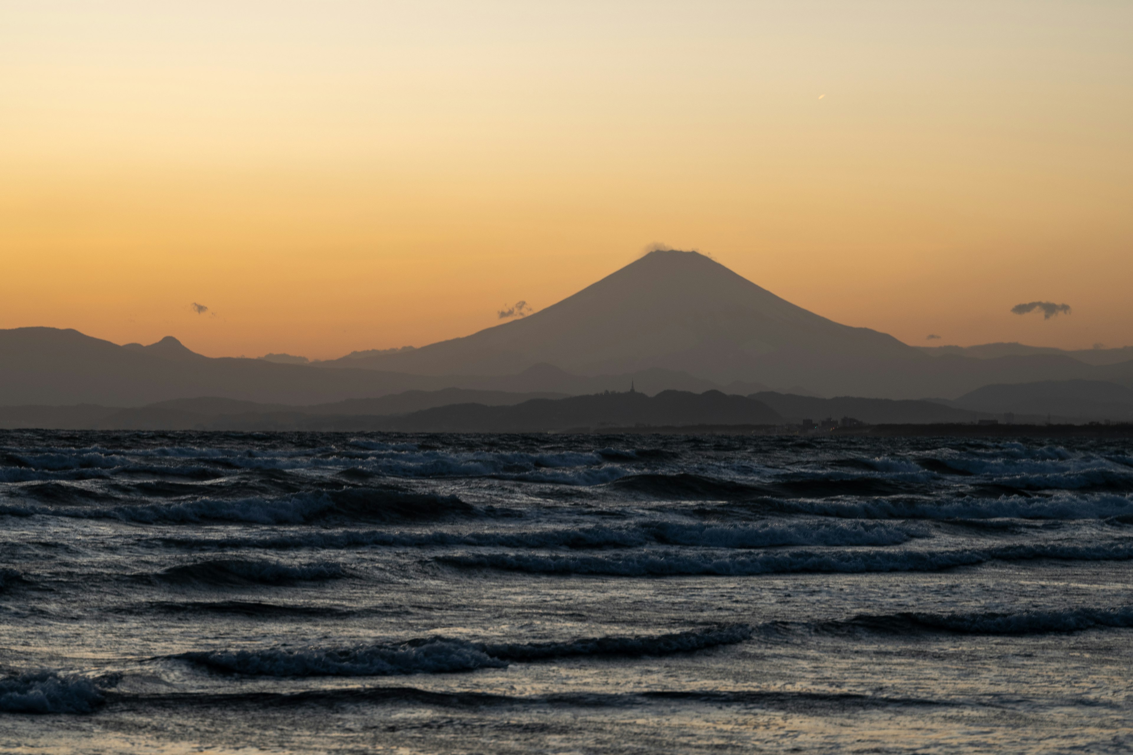 夕焼けの海と山の風景 富士山のシルエット